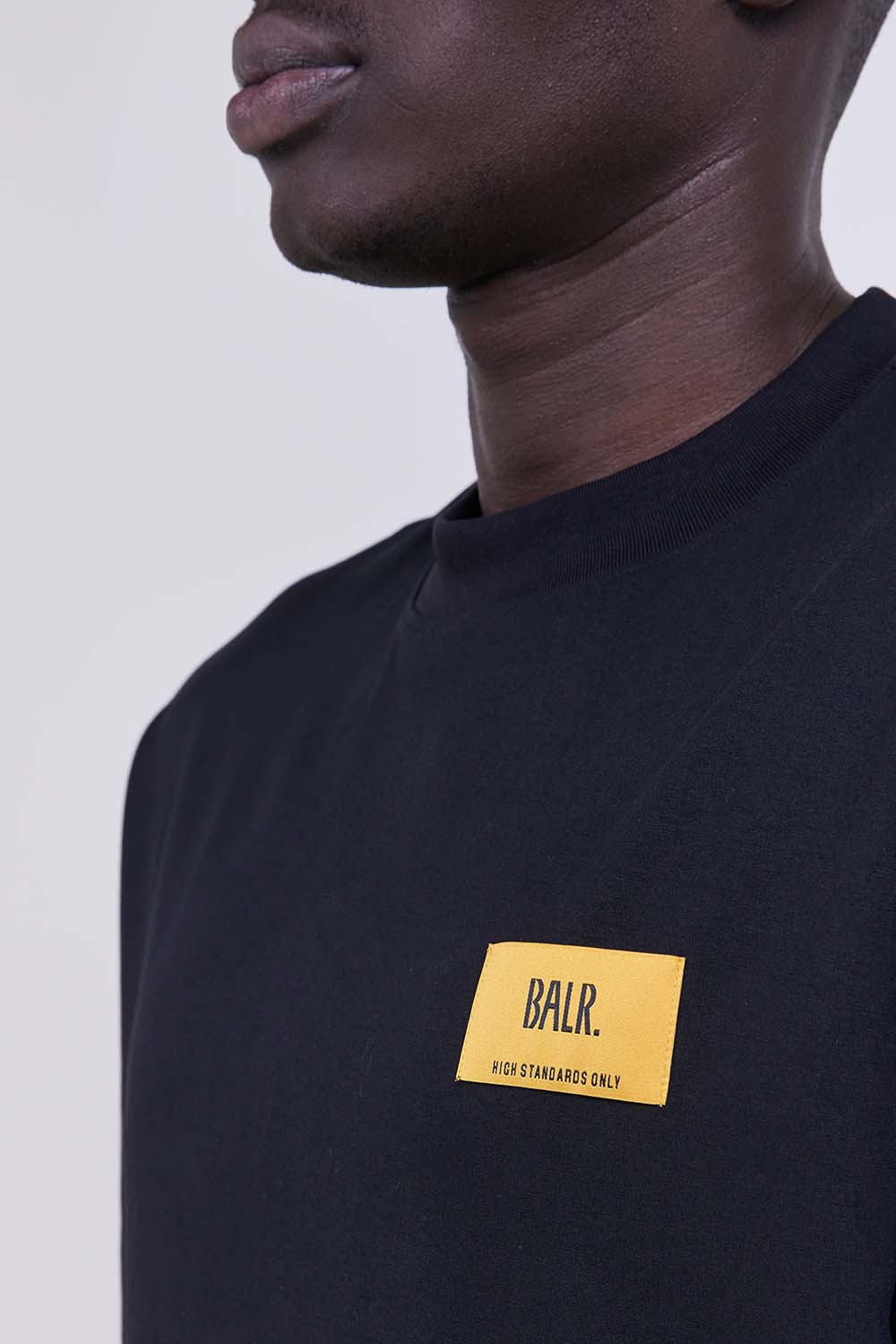 תמונת תקריב דוגמן של חולצת טי אוברסייז