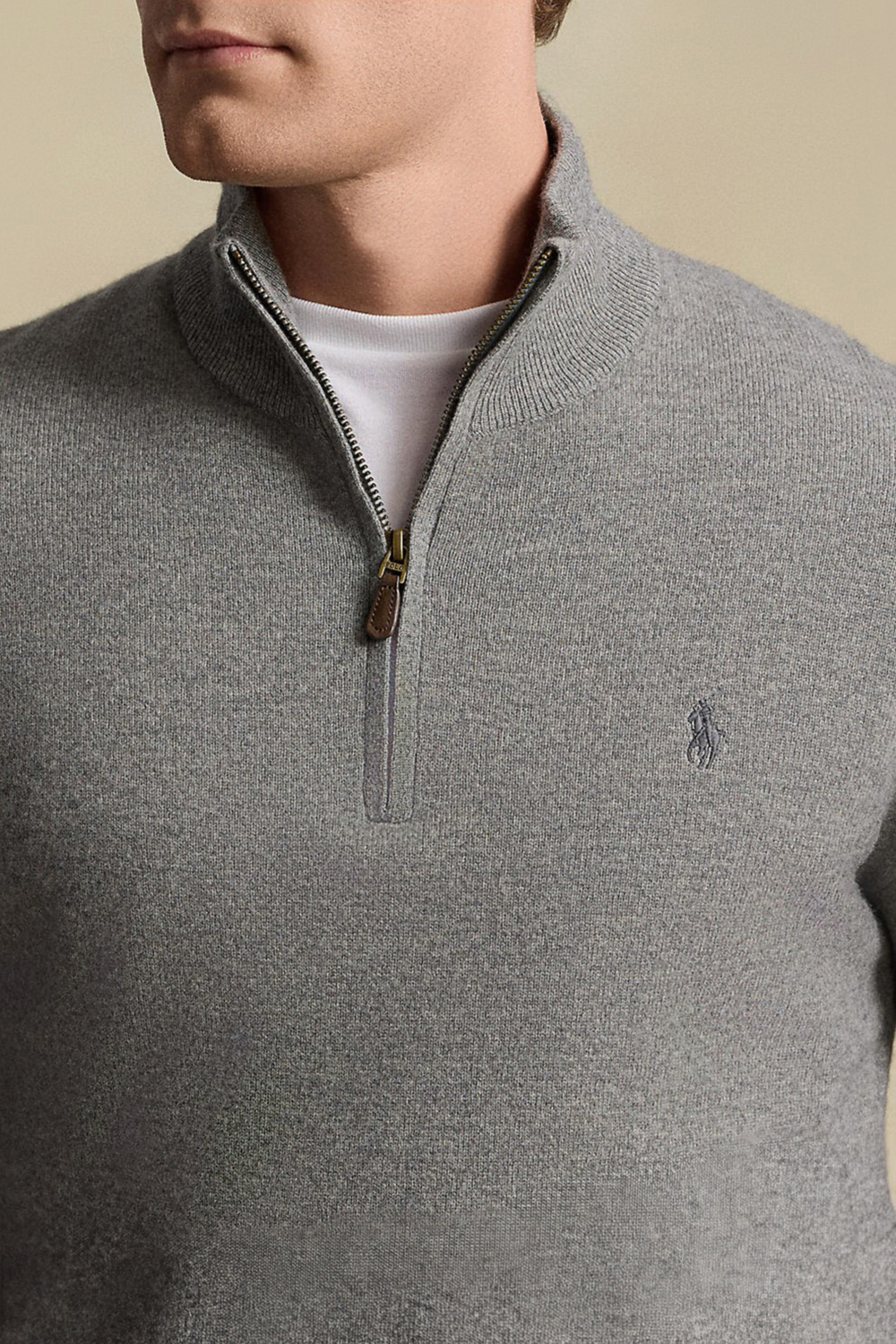 תמונת תקריב דוגמן של סריג עם חצי רוכסן