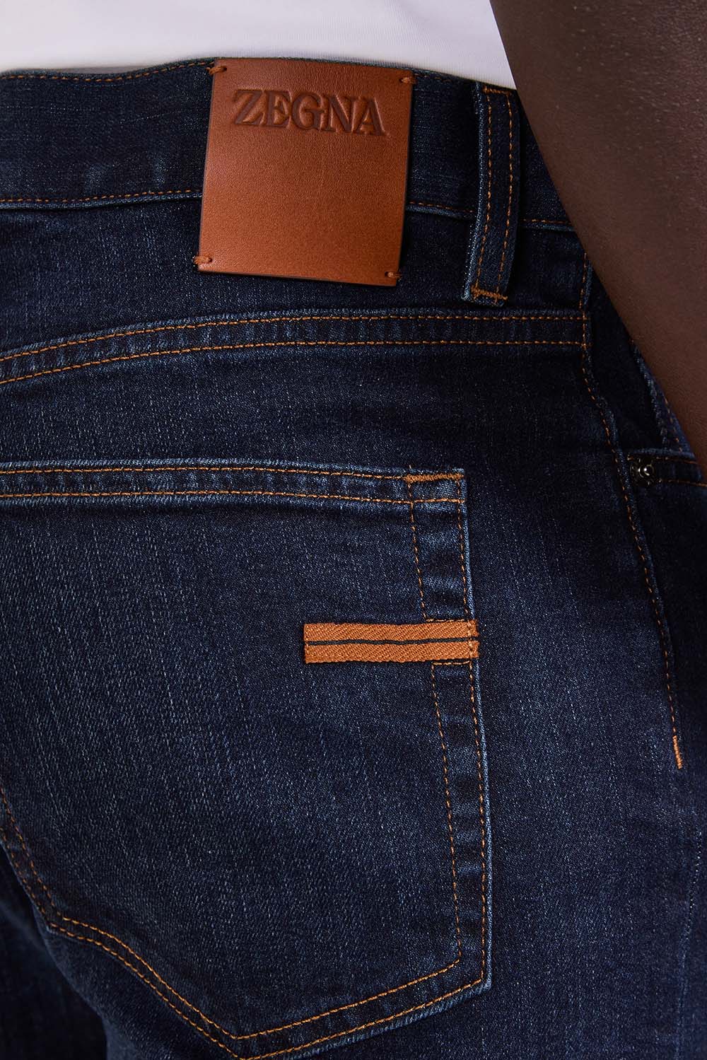 תמונת תקריב דוגמן של מכנסי ג'ינס סלים פיט