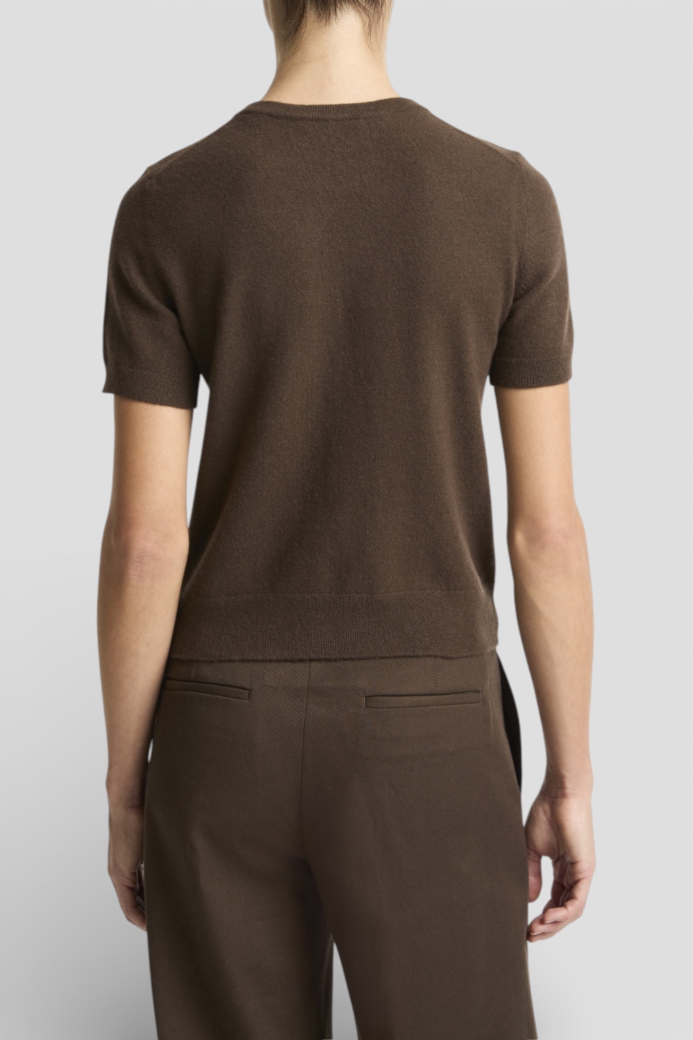 תמונת דוגמן אחורית של חולצת סריג