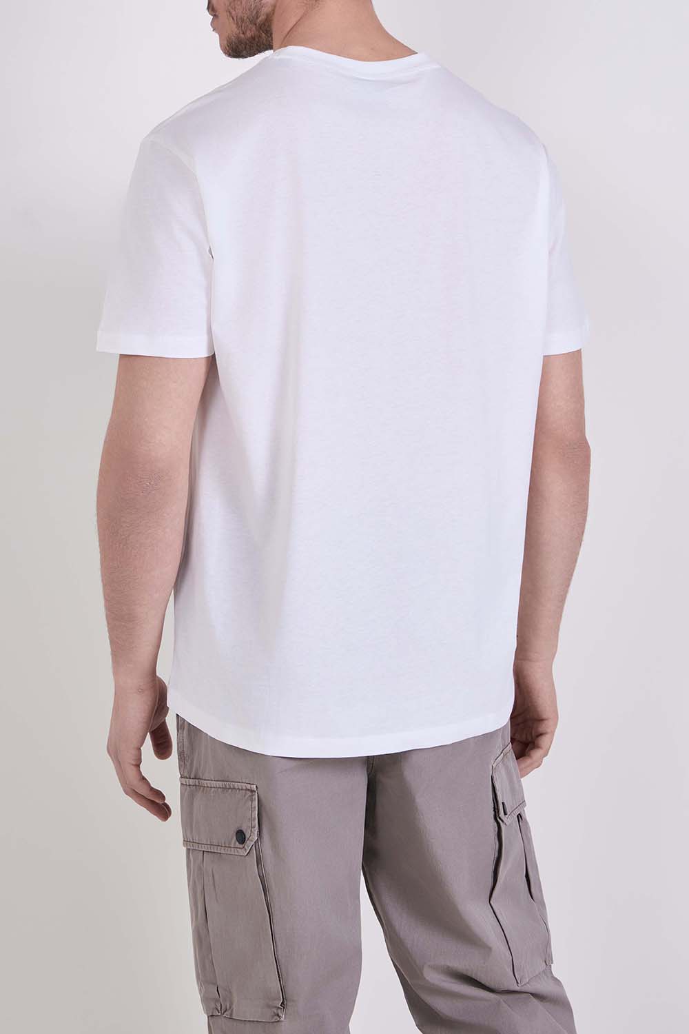 תמונת דוגמן אחורית של חולצת טי