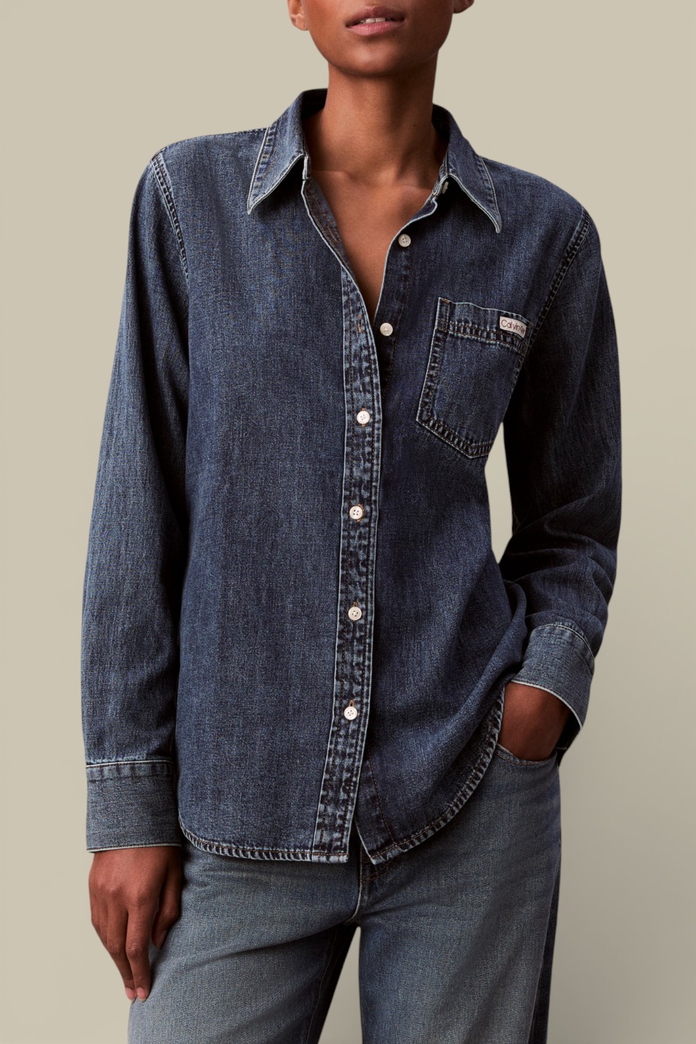 תמונת דוגמן קידמית של חולצת ג'ינס מכופתרת