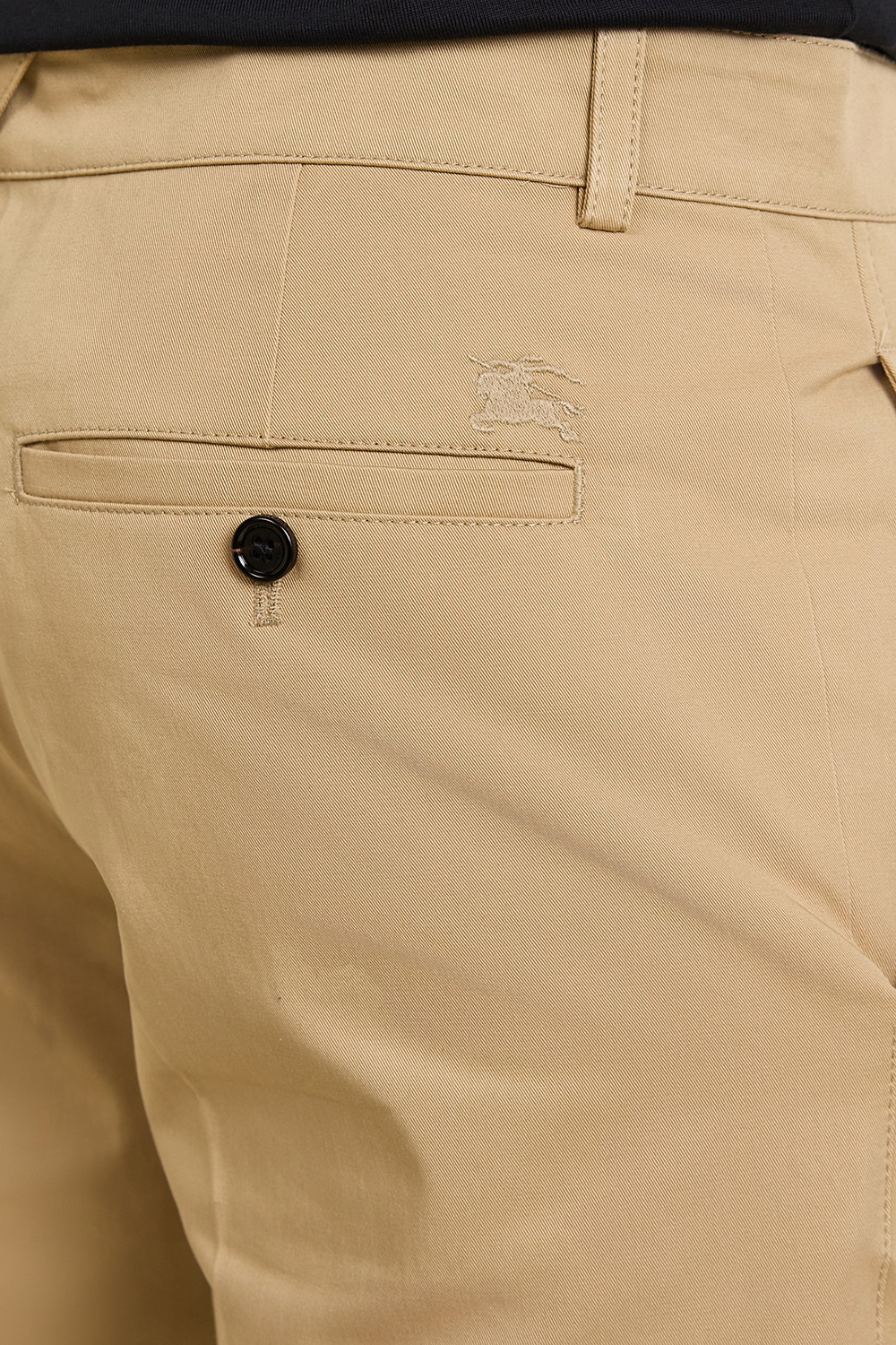 תמונת תקריב דוגמן של מכנסי צ'ינו