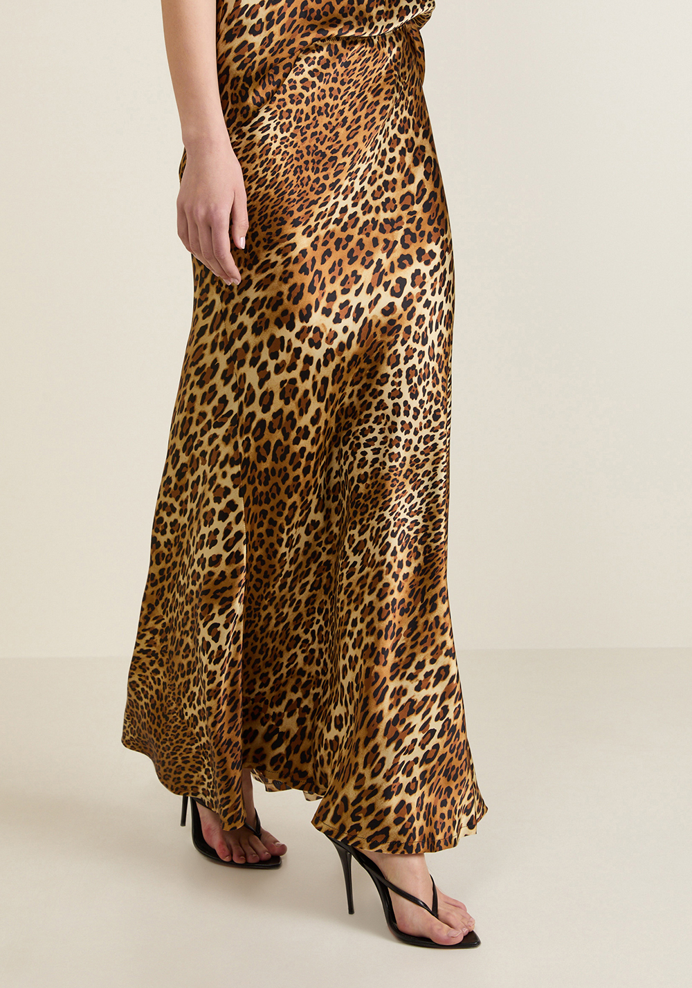 תמונת דוגמן קידמית של חצאית מקסי משי