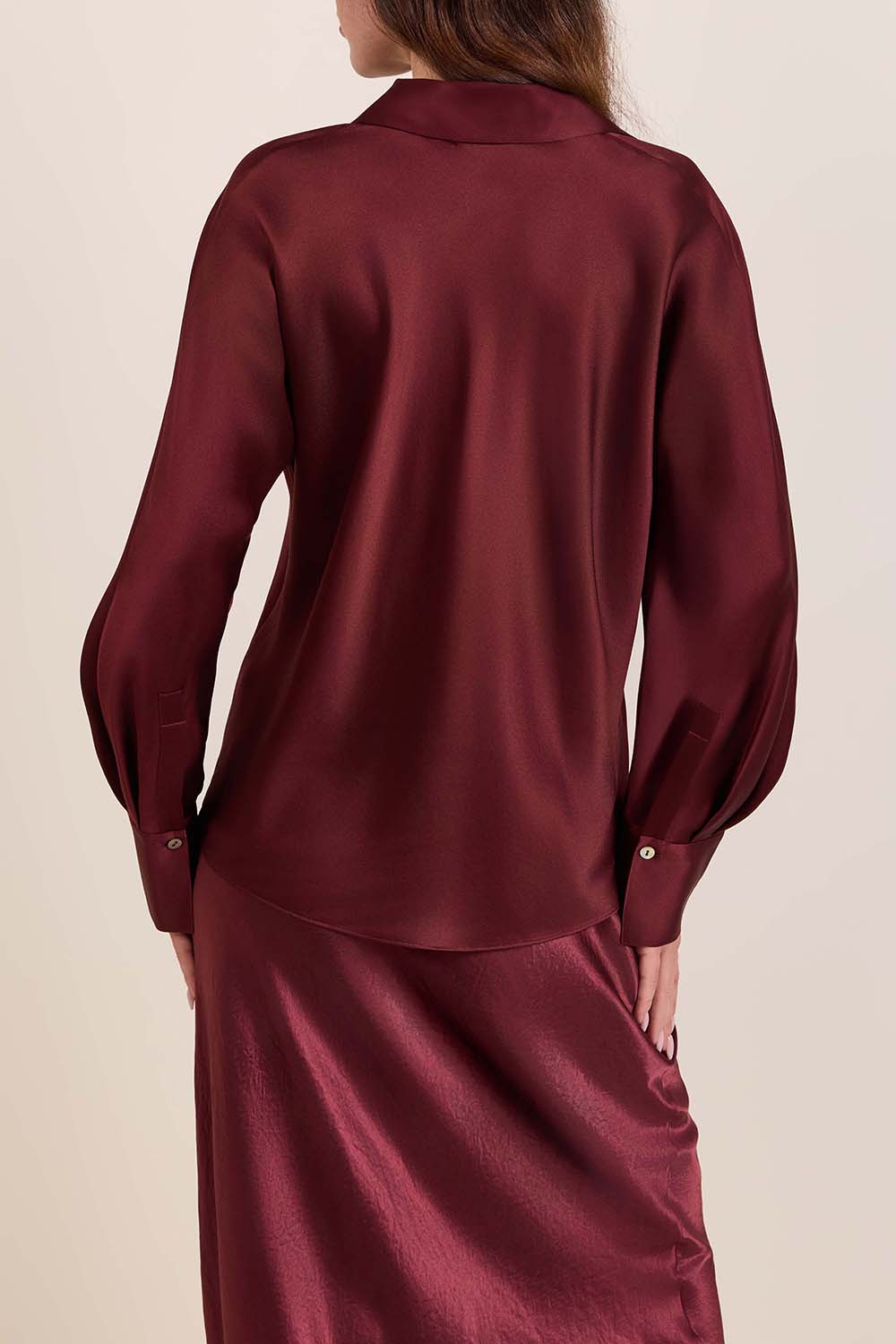 תמונת דוגמן אחורית של חולצת כפתורים ממשי