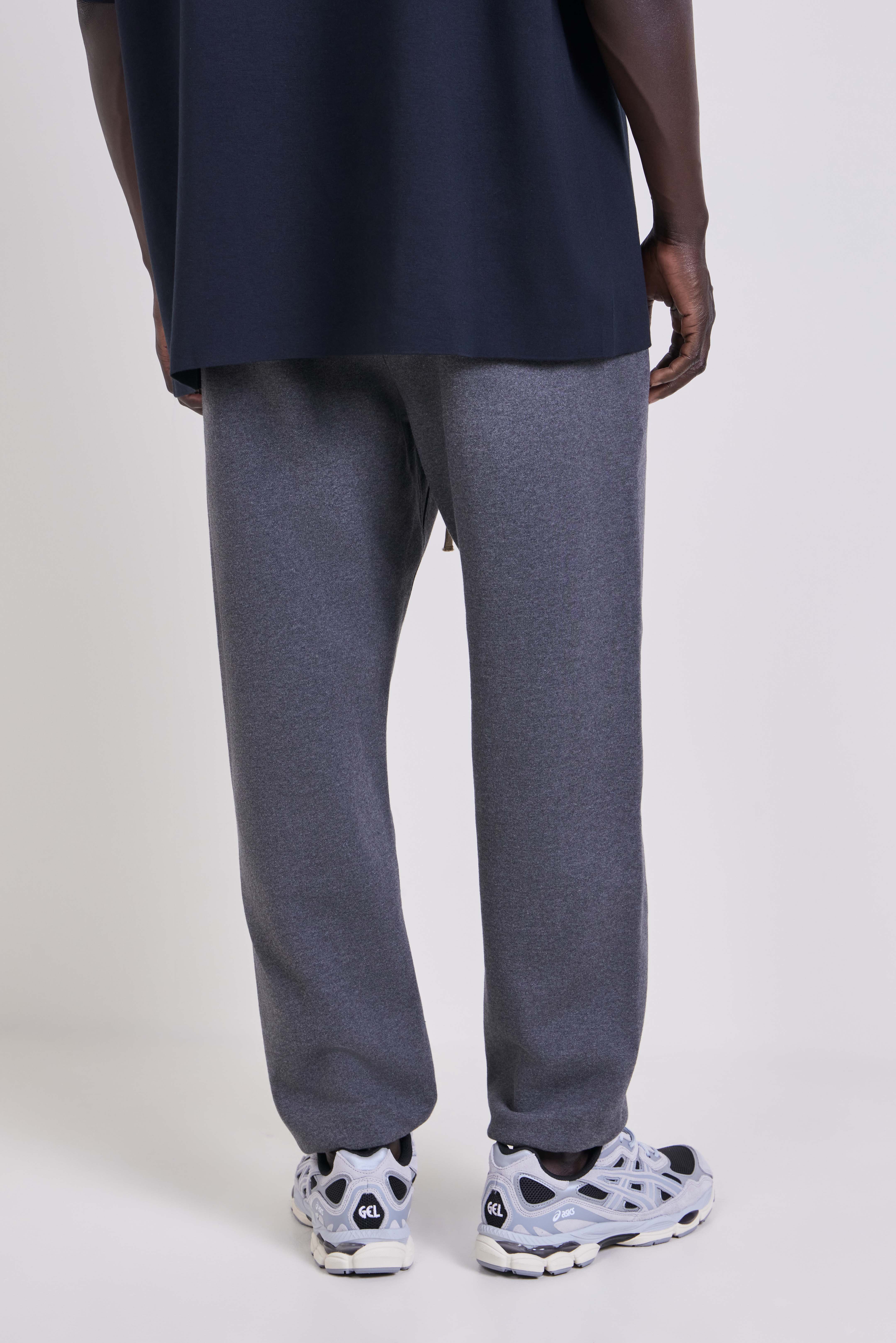 תמונת דוגמן אחורית של מכנסי ג'וגר