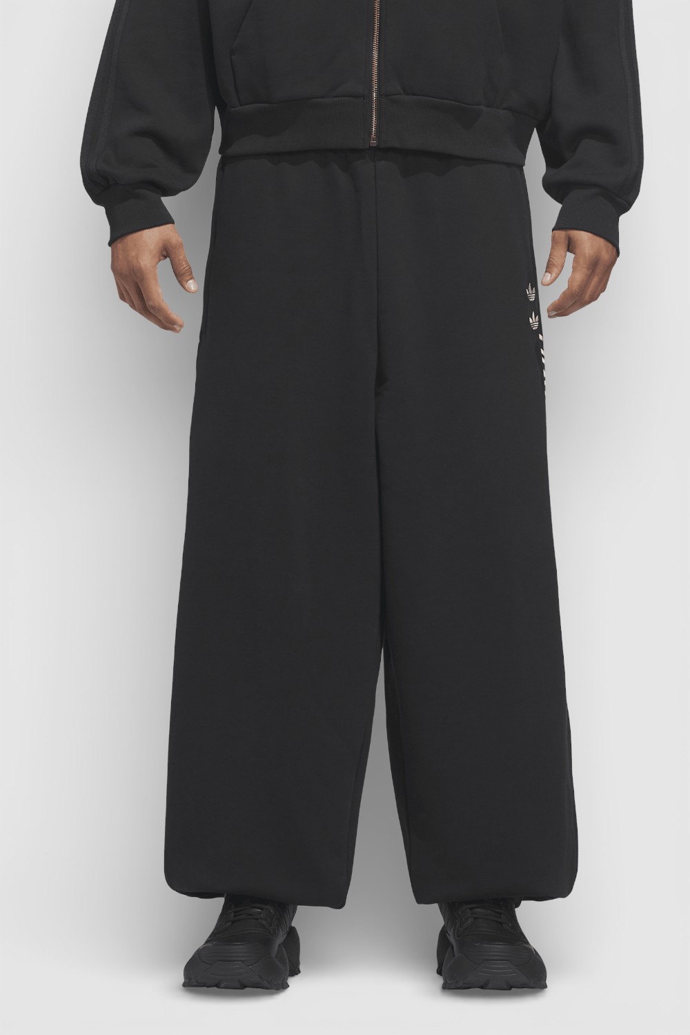 תמונת דוגמן קידמית של מכנסי ג'וגר אדידס X וילי צ'אווריה