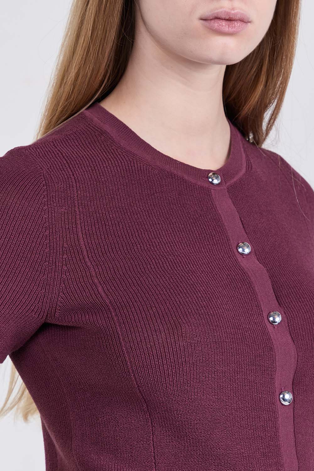 תמונת תקריב דוגמן של חולצת סריג