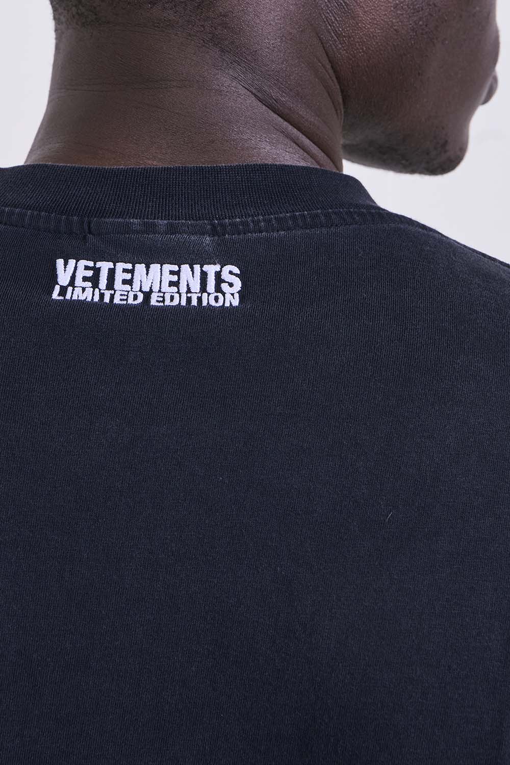 תמונת תקריב דוגמן של חולצת טי