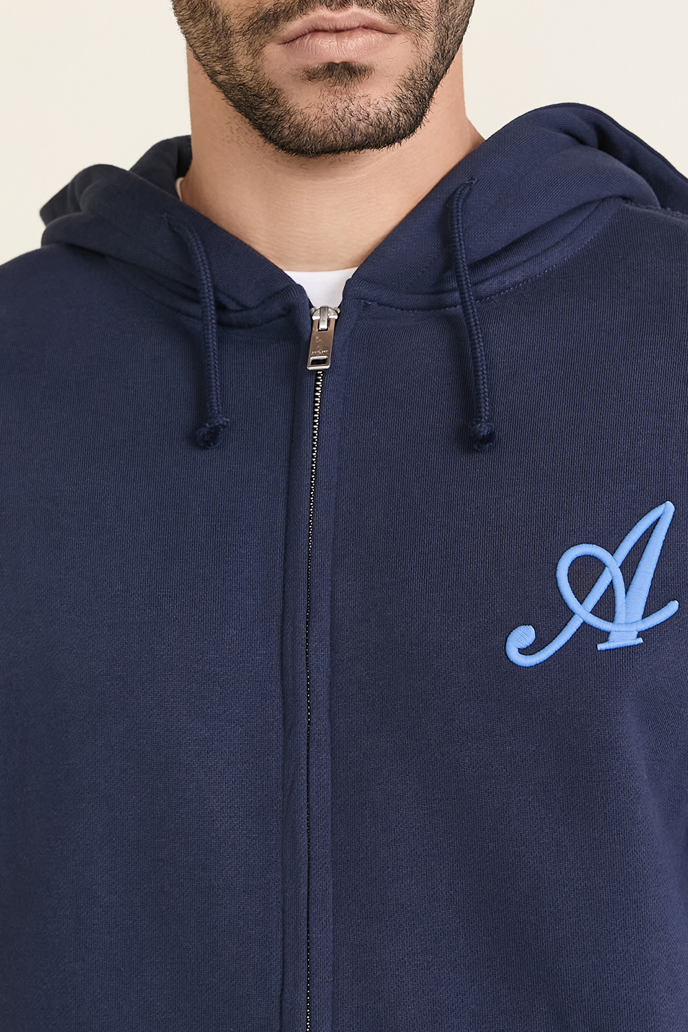 תמונת תקריב דוגמן של סווטשירט קפוצ'ון עם רוכסן