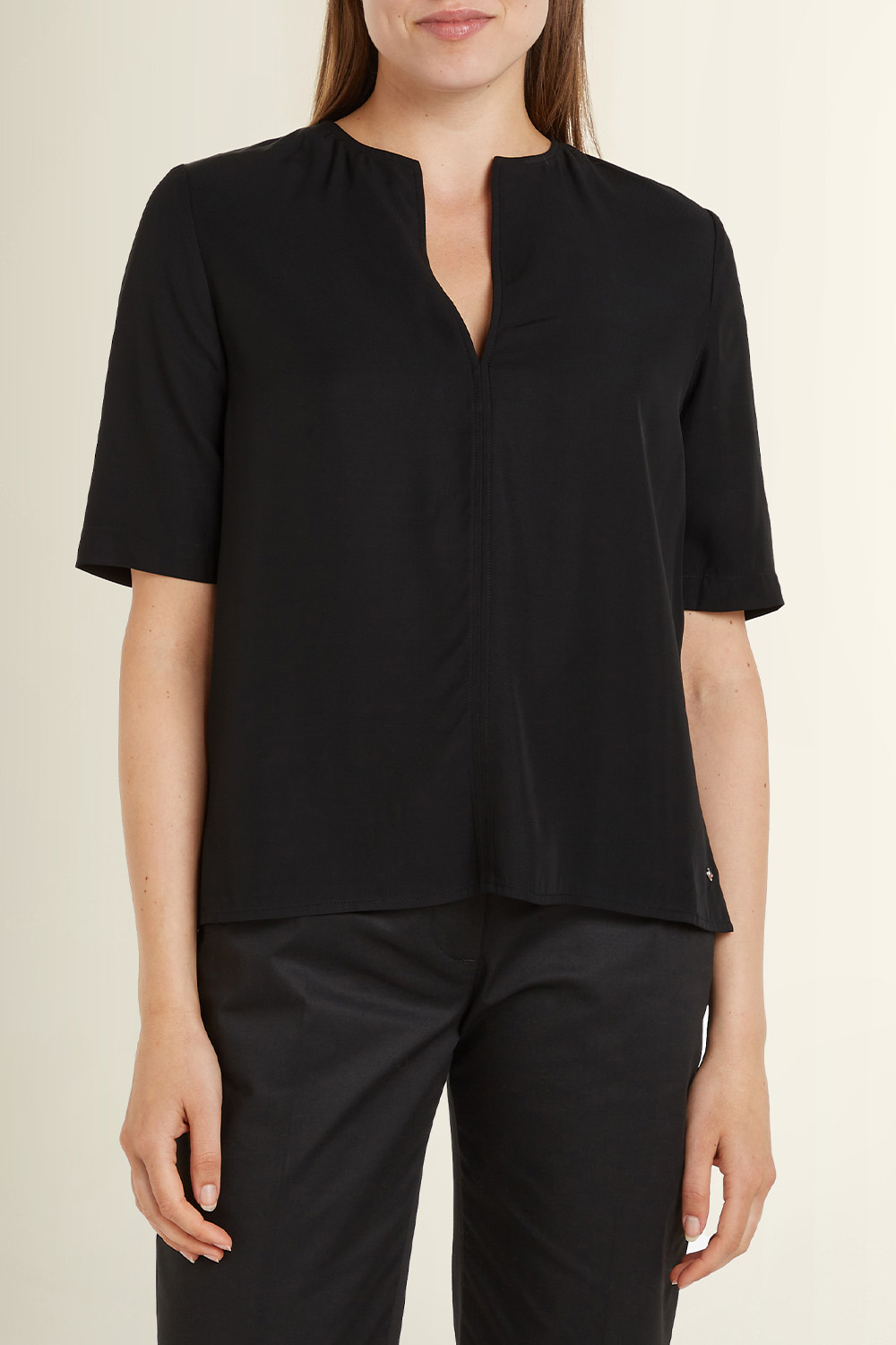 תמונת דוגמן קידמית של חולצת וי