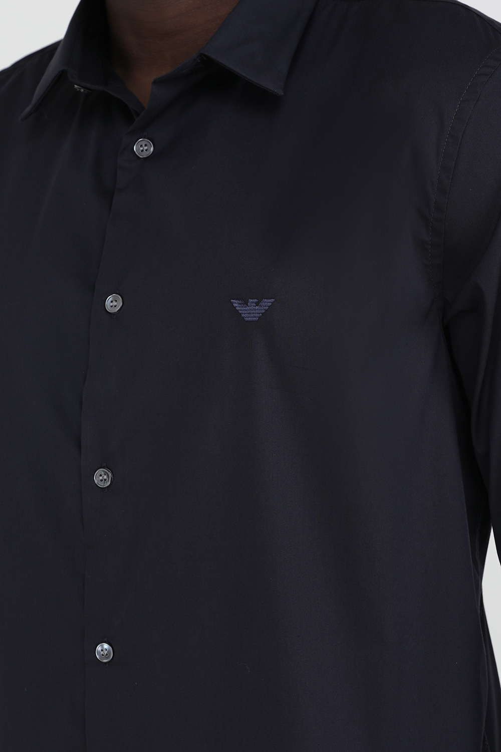 תמונת תקריב דוגמן של חולצה מכופתרת