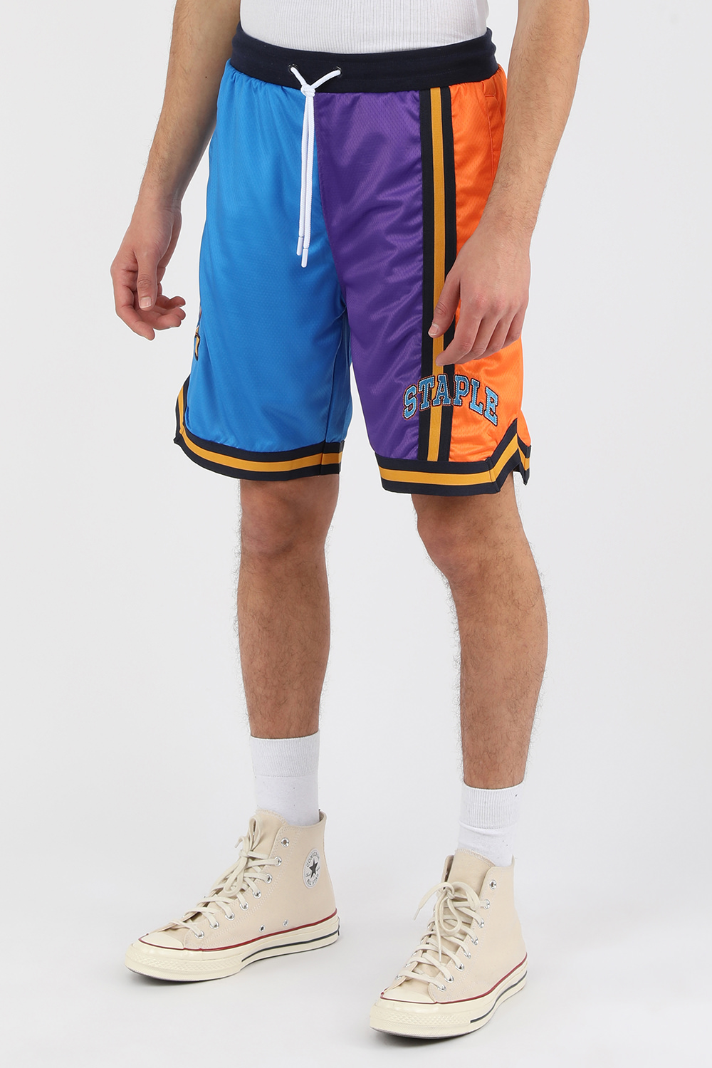 תמונת דוגמן קידמית של מכנסי כדורסל כחולים עם לוגו רקום