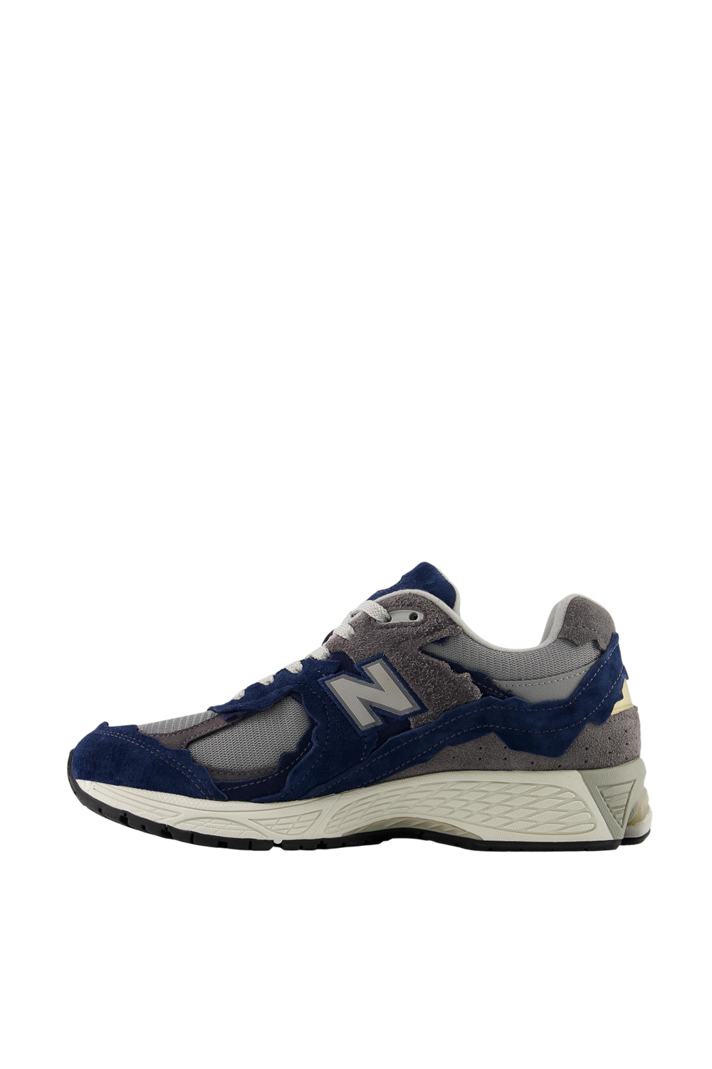 תמונה אחורית של נעלי סניקרס 2002R