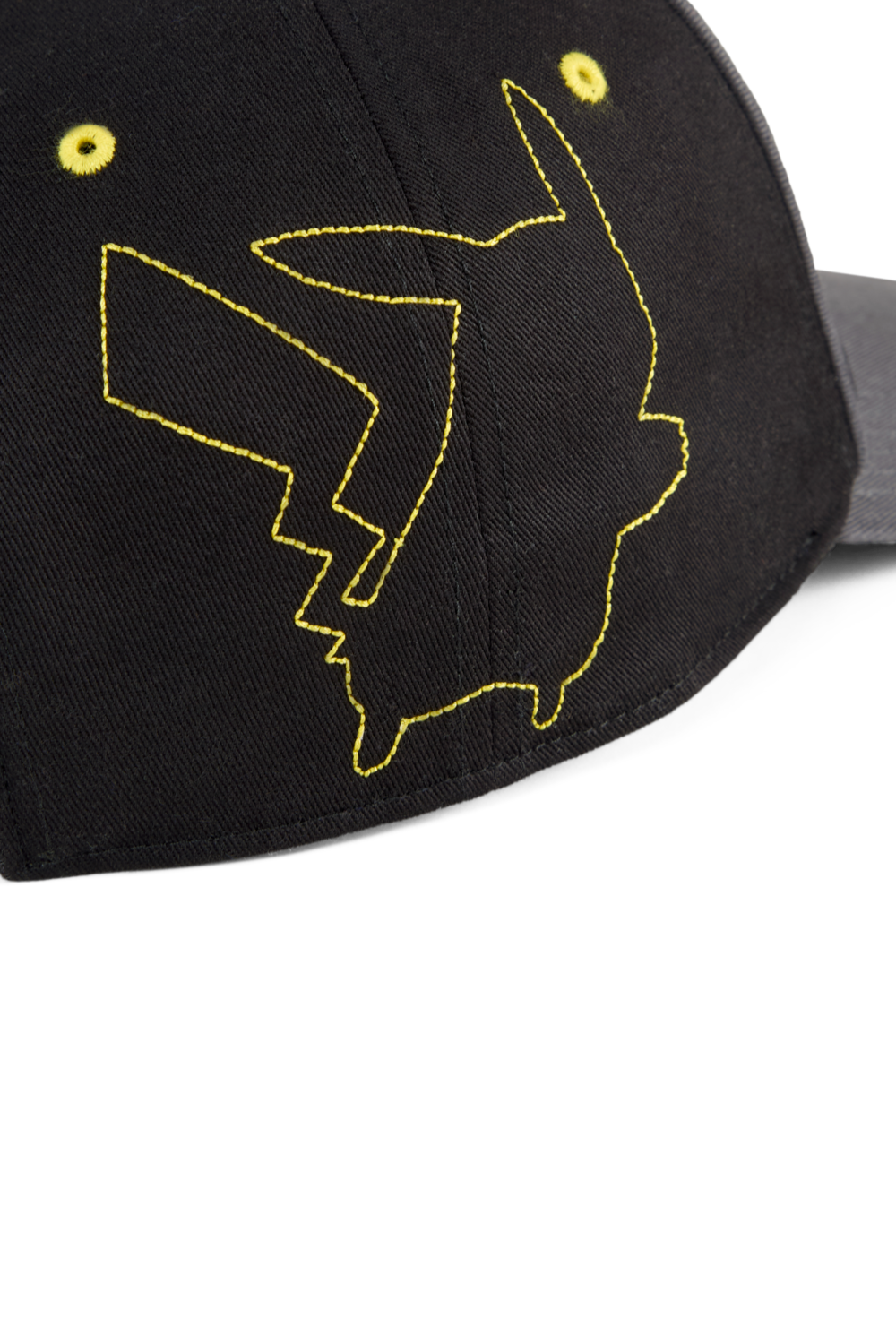 תמונת תקריב של כובע מצחייה פומה X פוקימון