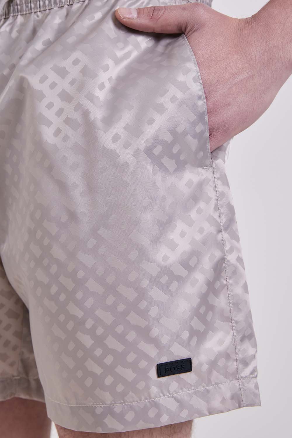 תמונת תקריב דוגמן של מכנסי בגד ים