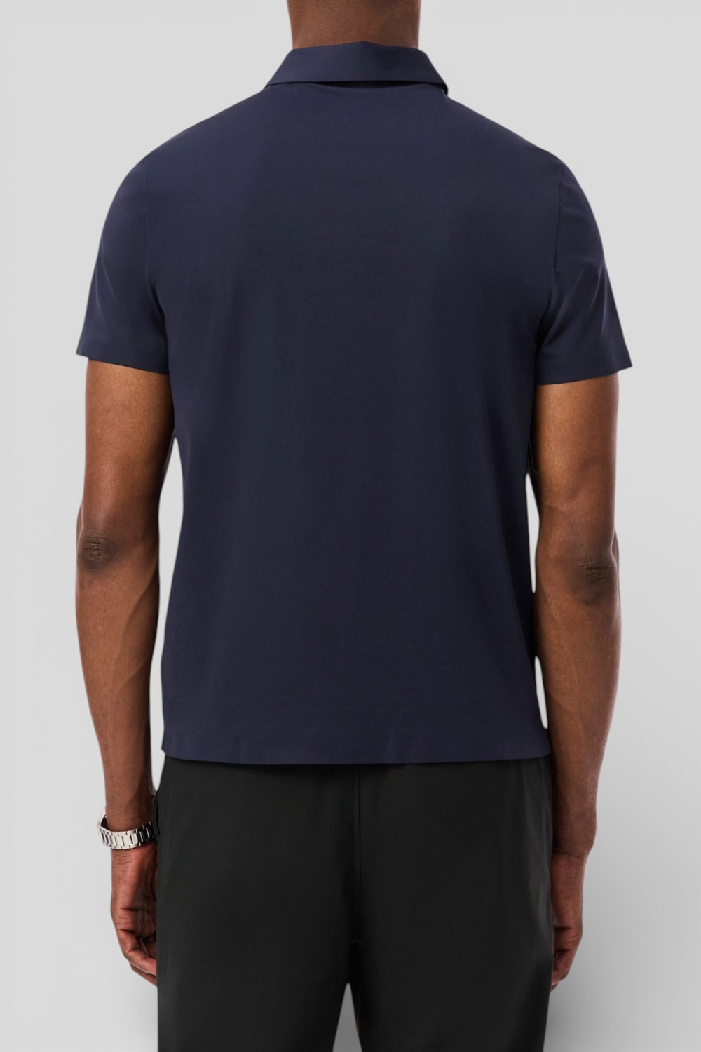 תמונת דוגמן אחורית של חולצת פולו