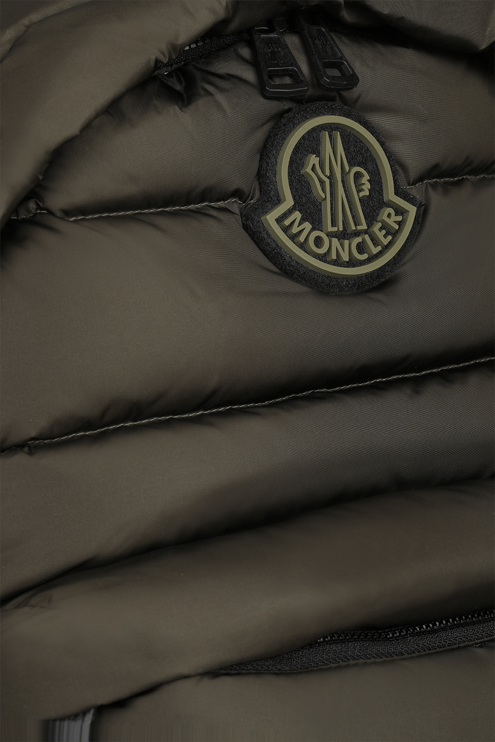 תמונת תקריב של תיק גב בטקסטורה פאפית בגוון חום מבריק