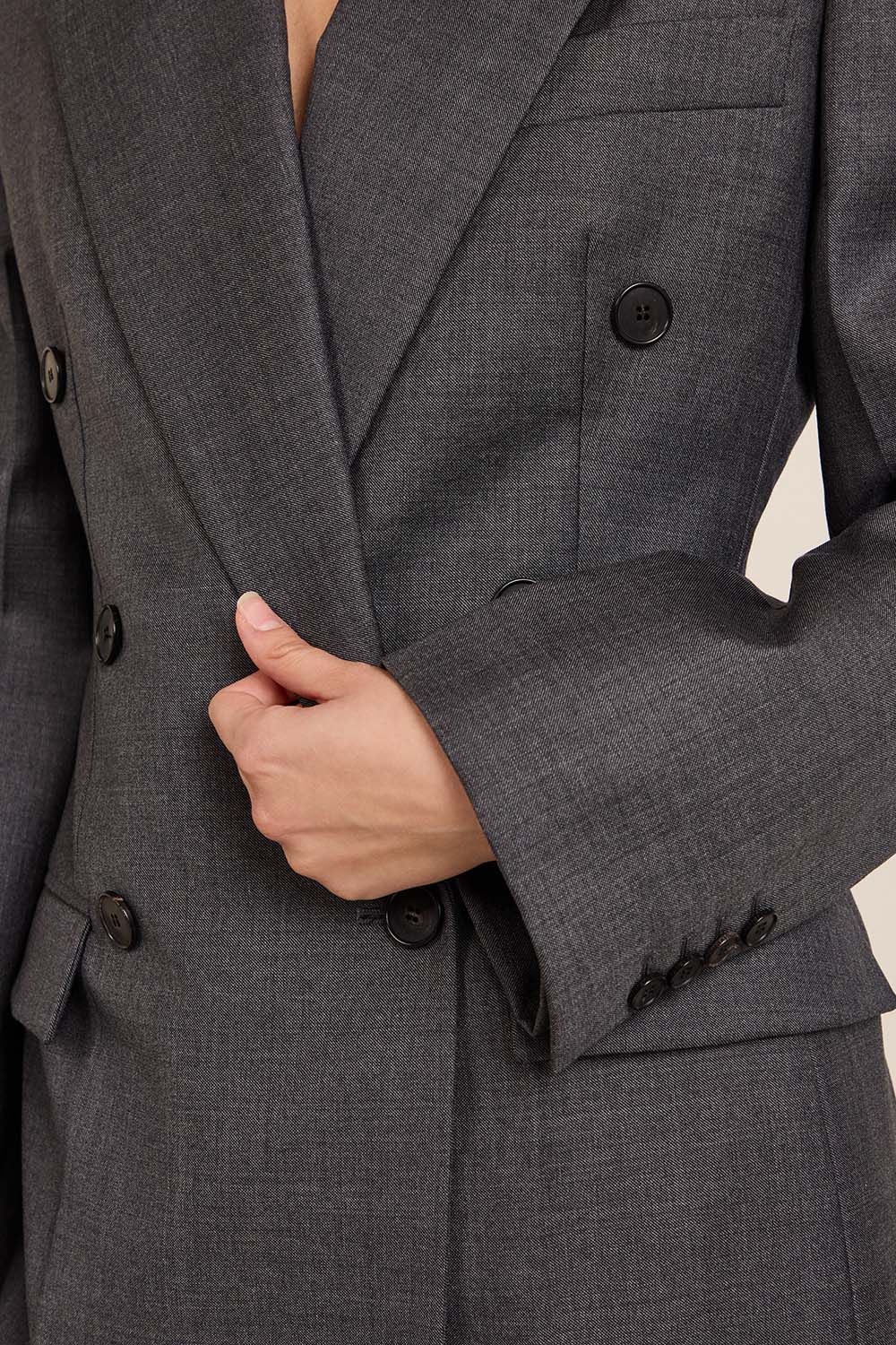 תמונת תקריב דוגמן של בלייזר מחויט