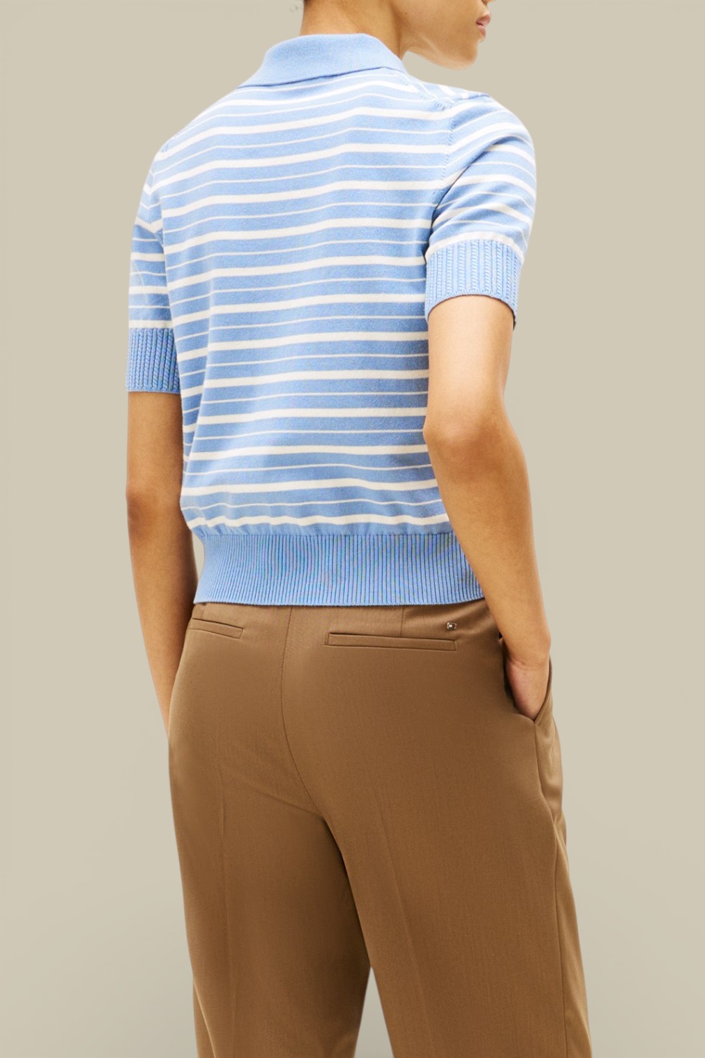 תמונת דוגמן אחורית של חולצת פולו