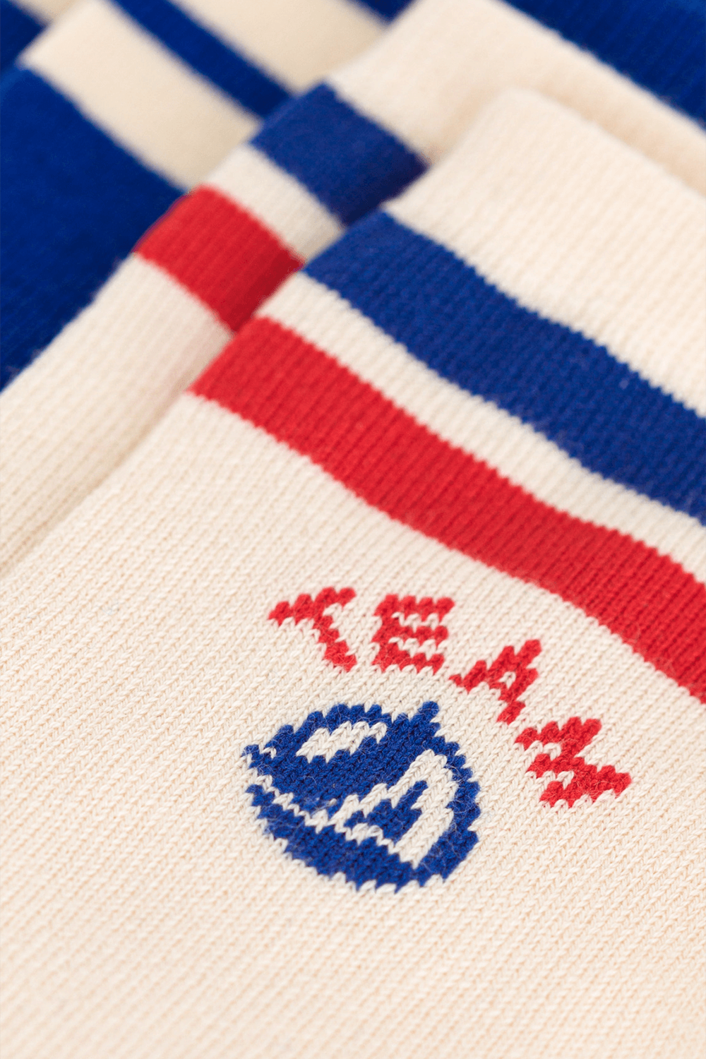 תמונה אחורית של שתי זוגות גרביים - גילאי 4-14 שנים