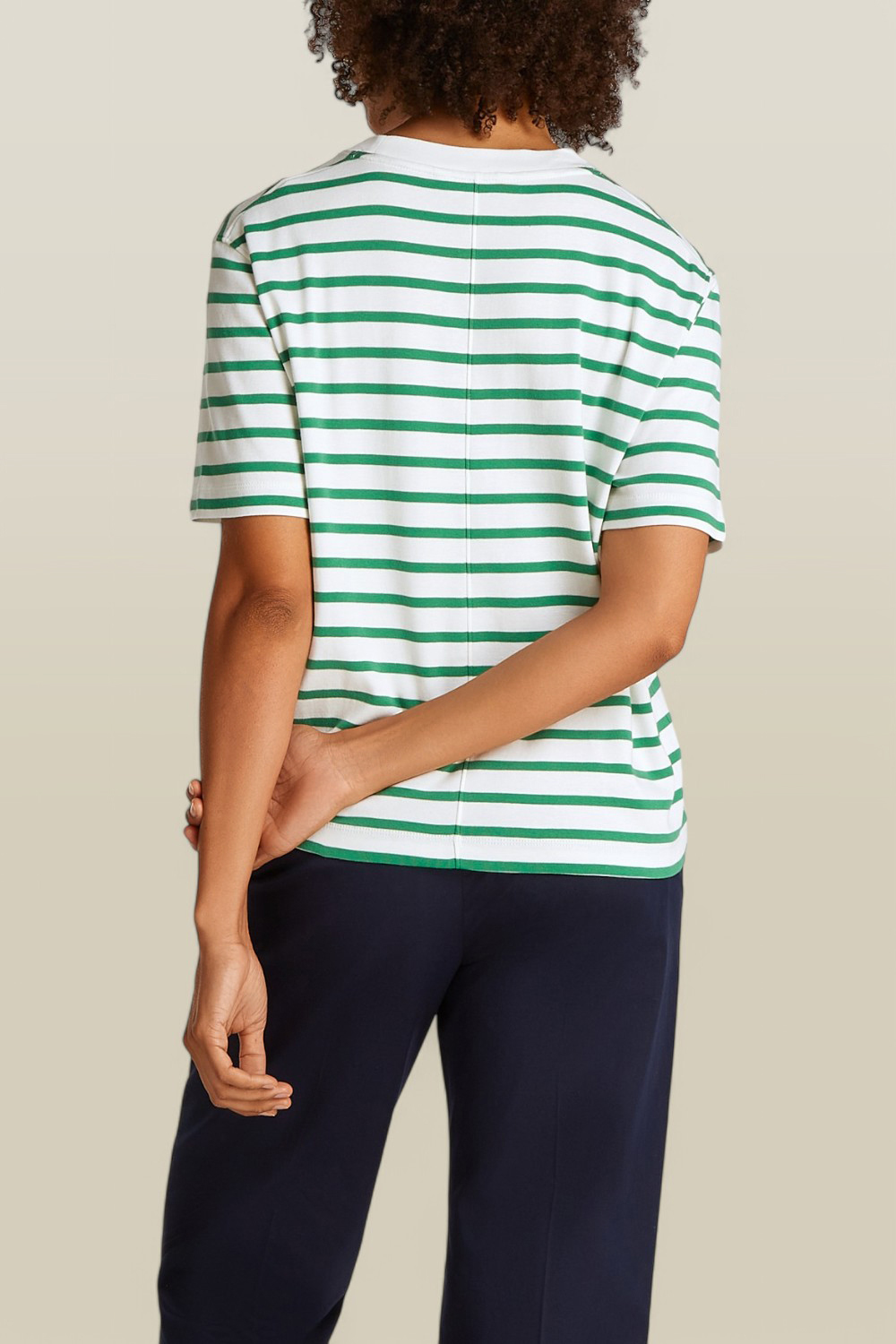 תמונת דוגמן אחורית של חולצת טי