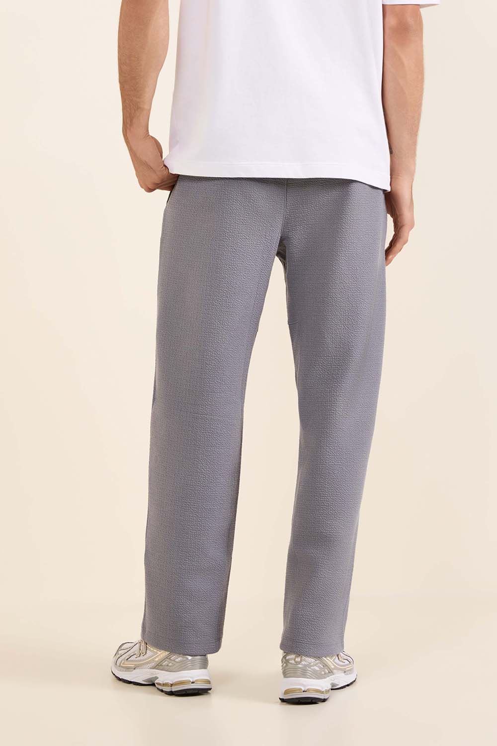 תמונת דוגמן אחורית של Textured Spacer Relaxed Straight Pant