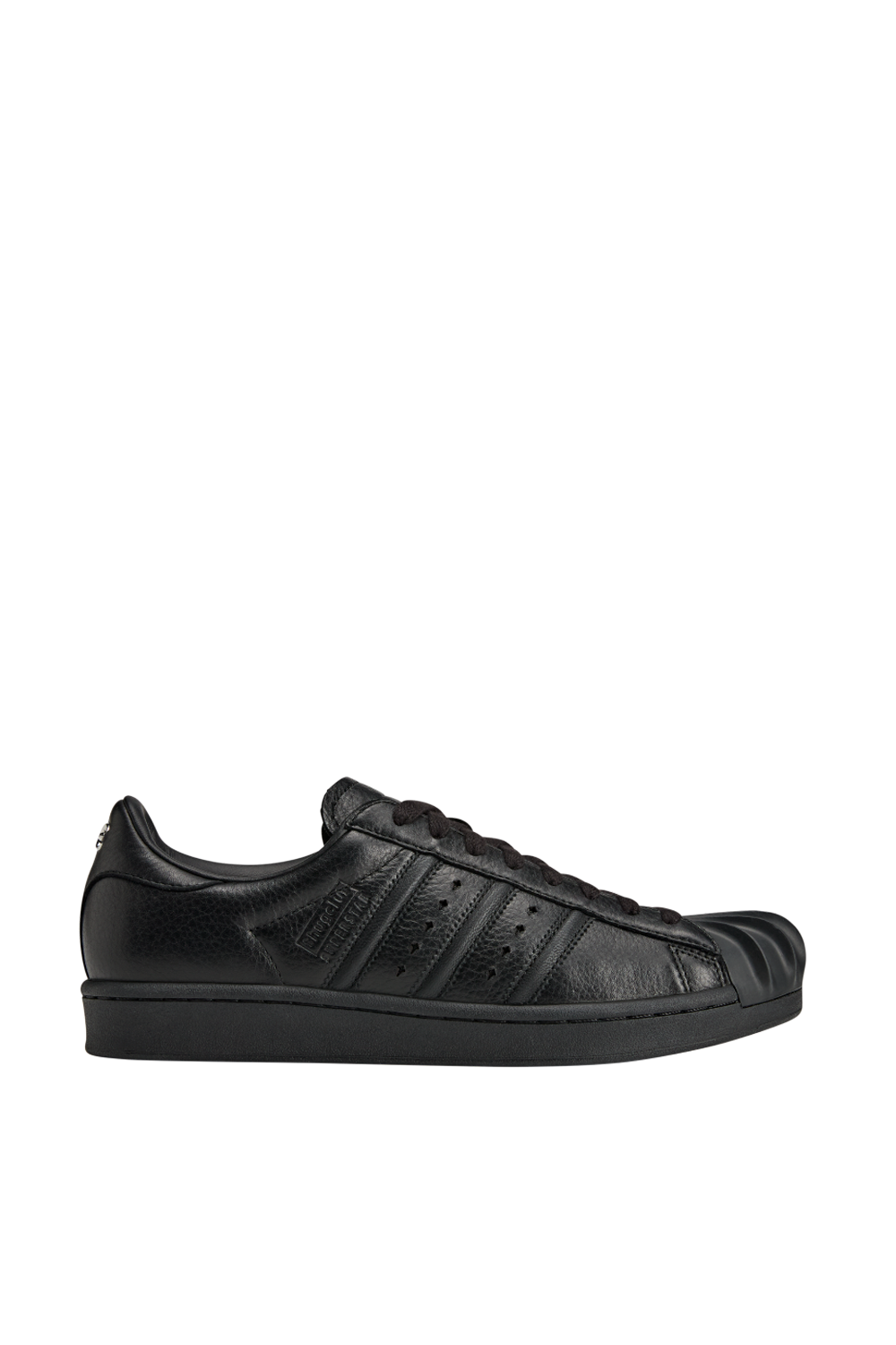 תמונה קידמית של סופרסטאר וינטג&rsquo; טי־סי אדידס X ת&rsquo;אג קלאב