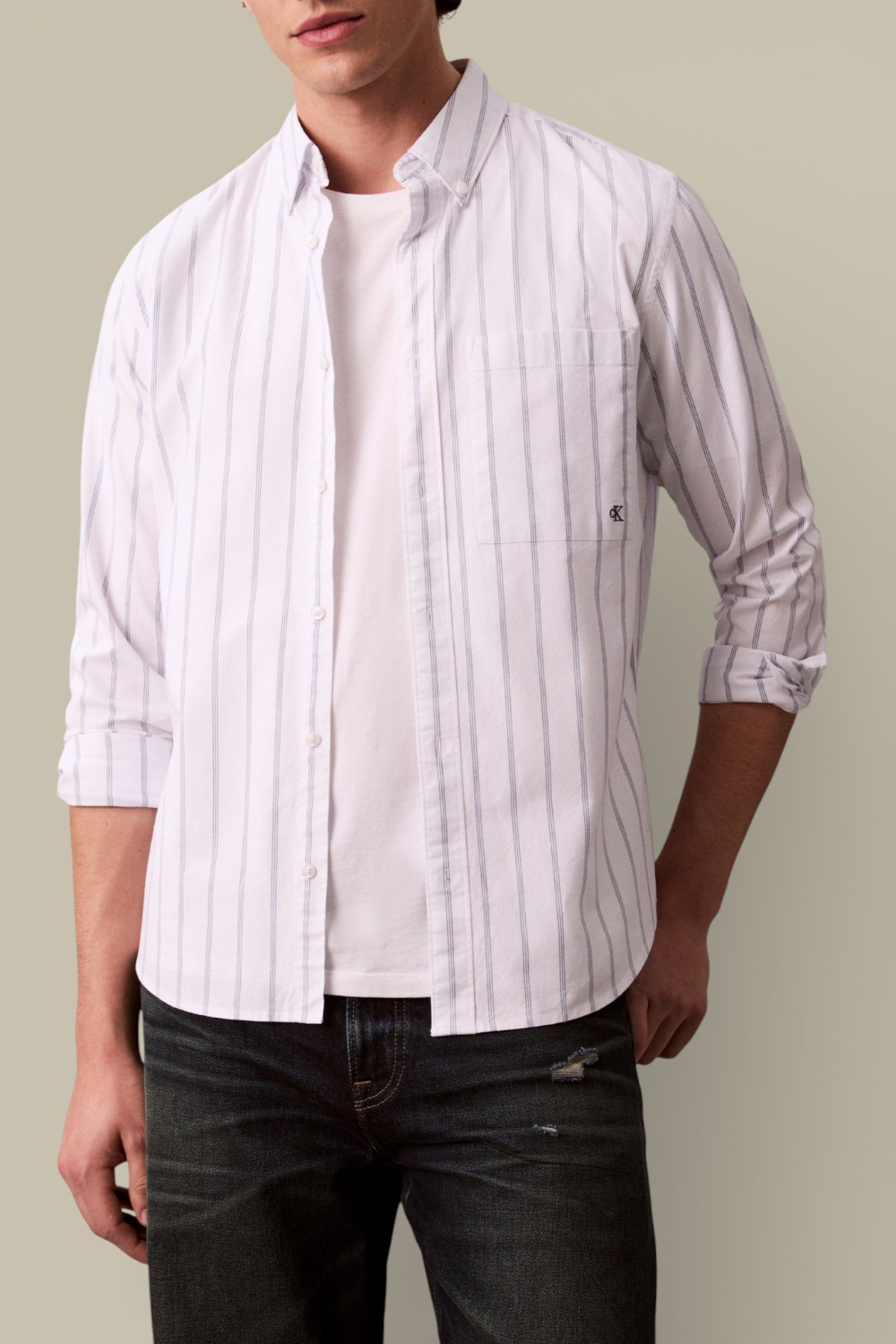 תמונת דוגמן קידמית של חולצה מכופתרת פסים