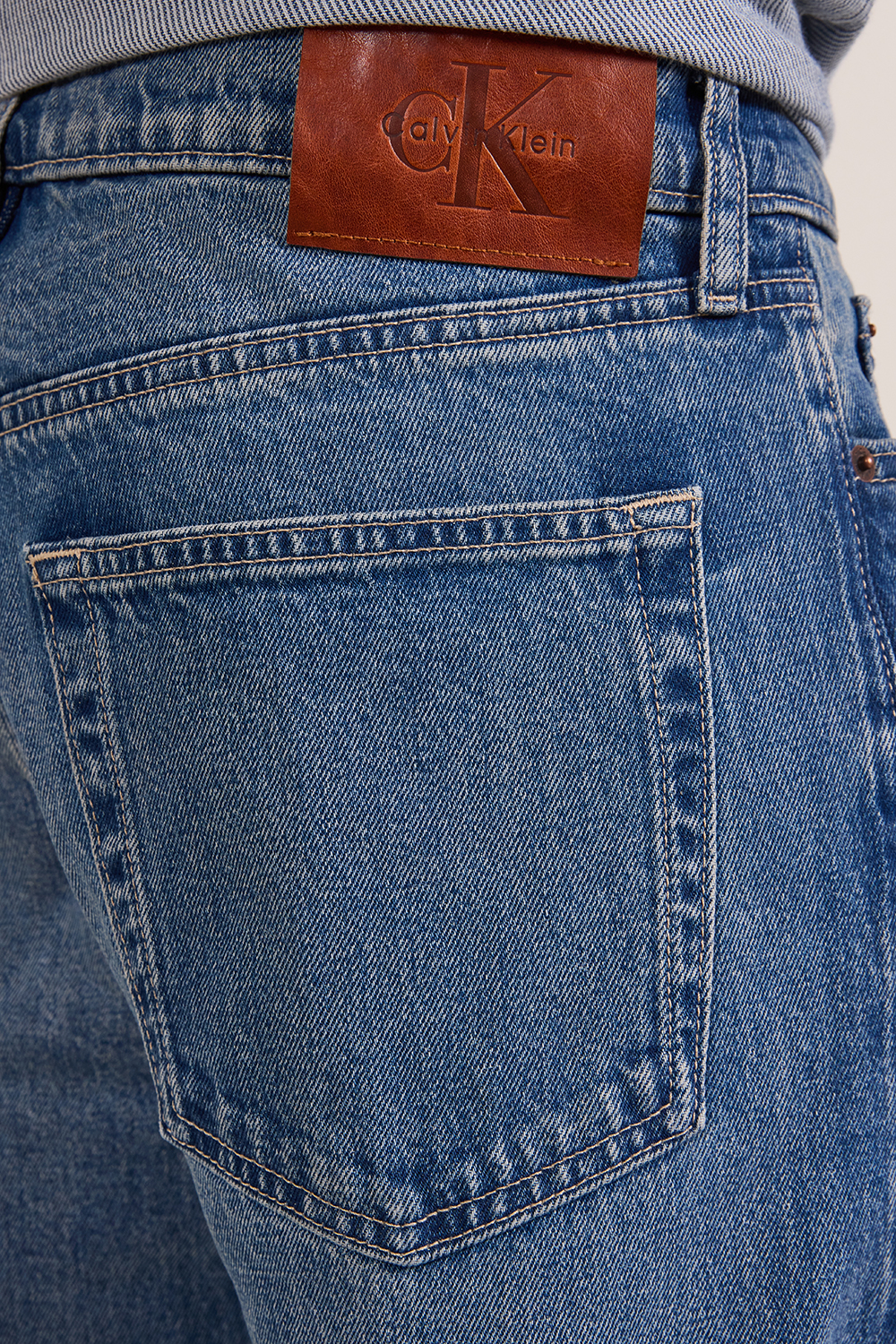 תמונת תקריב דוגמן של מכנסי ג'ינס בגזרה ישרה