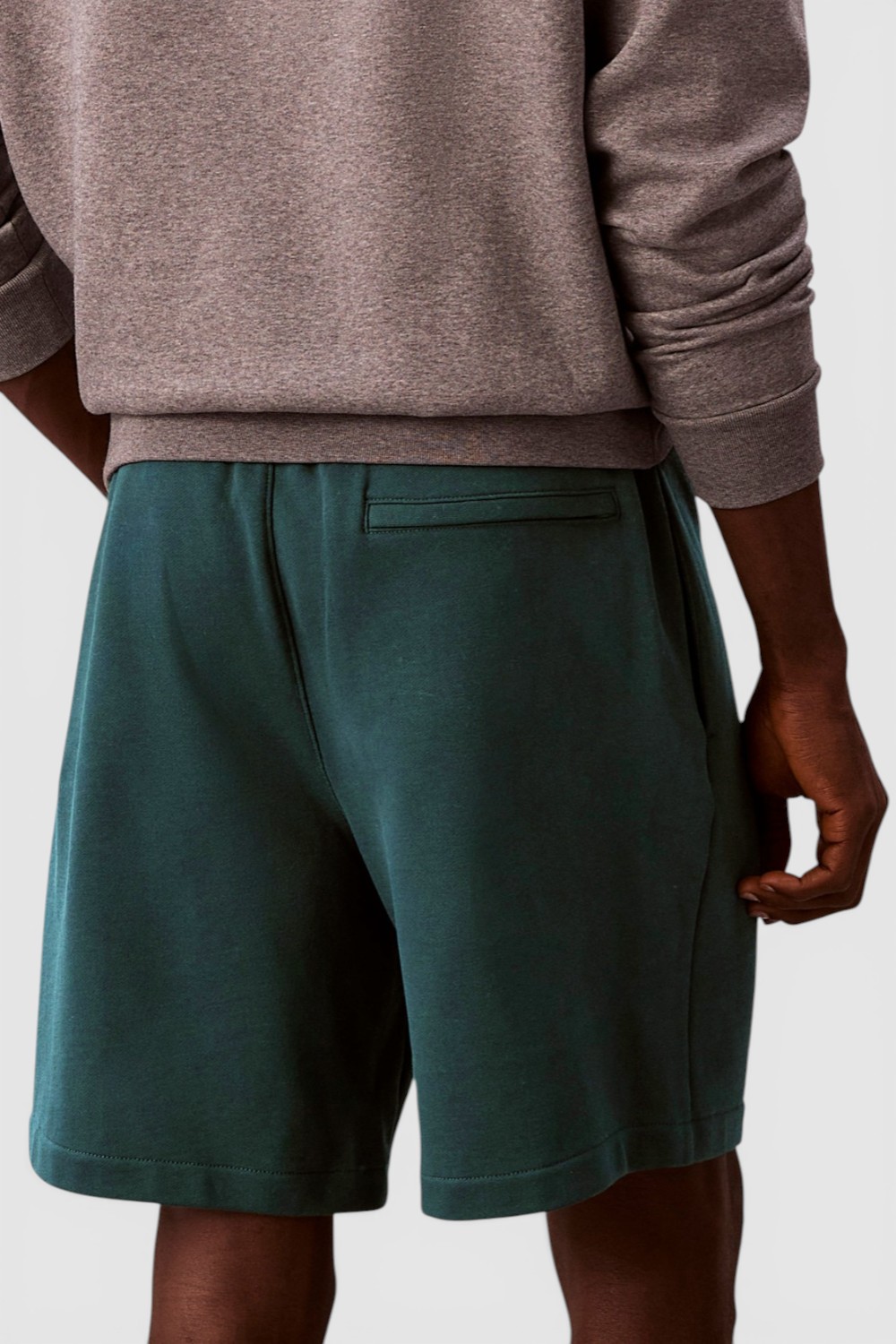 תמונת דוגמן אחורית של מכנסי ג'וגר קצרים