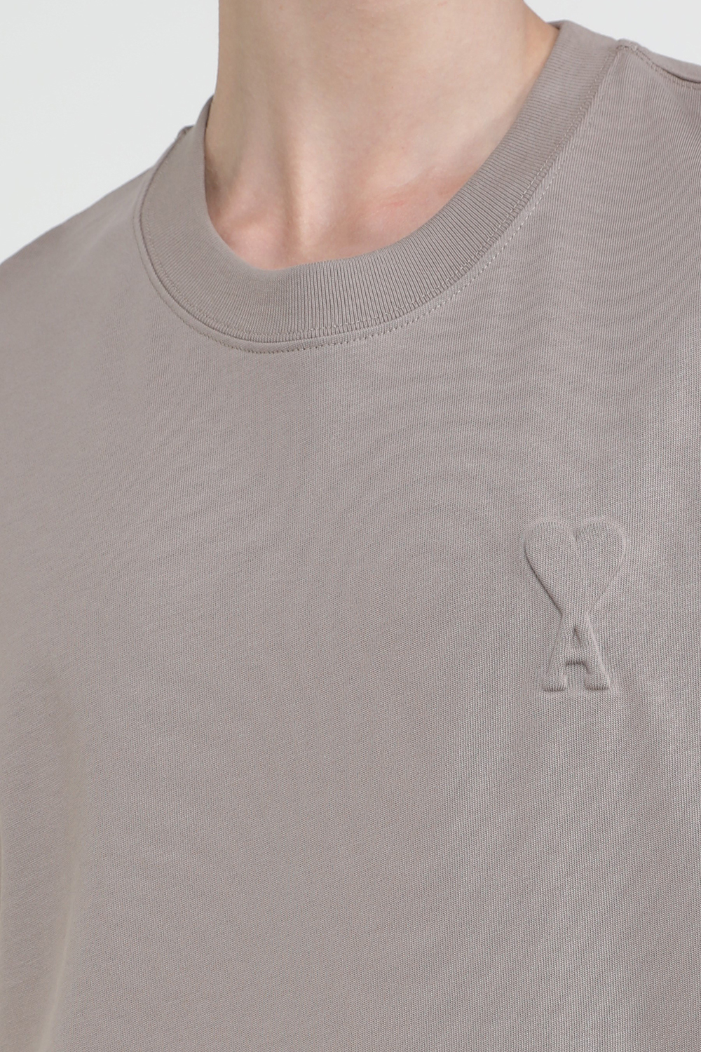 תמונת תקריב דוגמן של חולצת טי