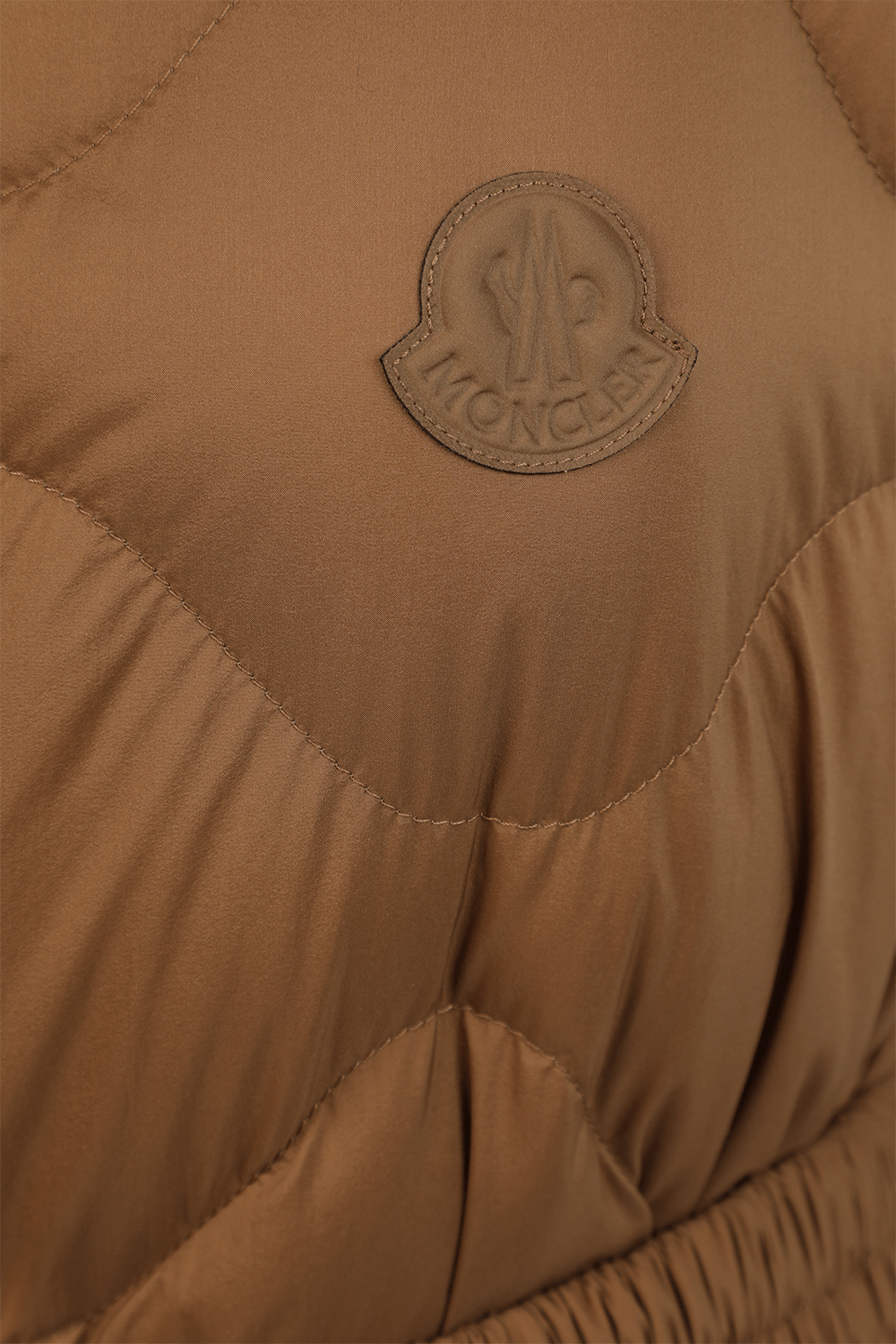 תמונה אחורית של מעיל וסט ארוך עם חגורה בגוון חום