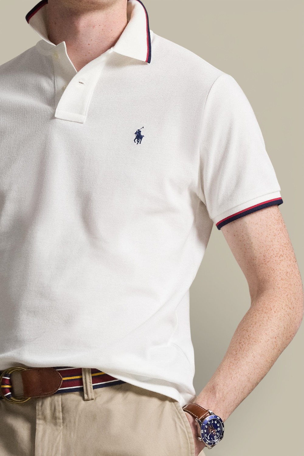 תמונת תקריב דוגמן של חולצת פולו