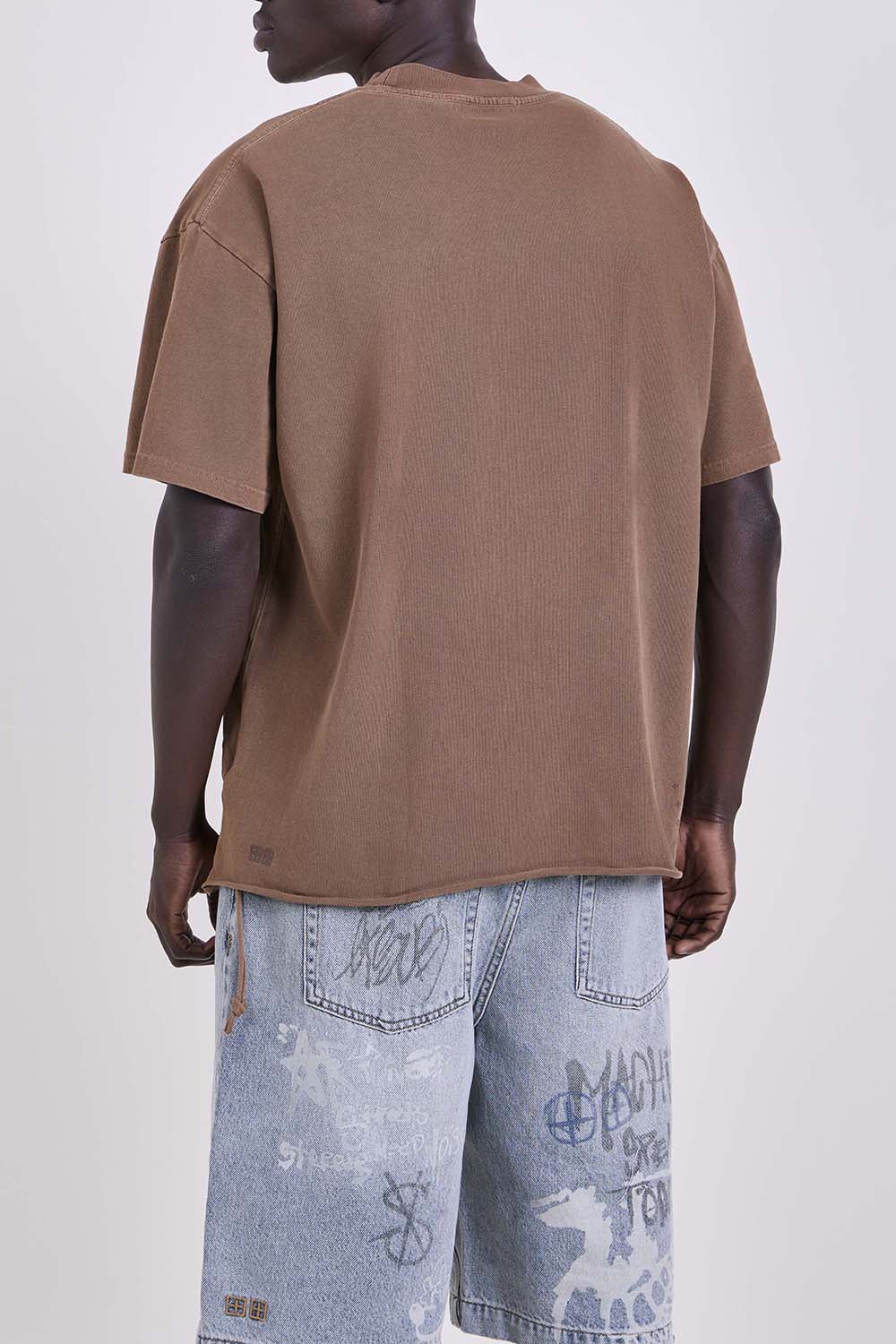 תמונת דוגמן אחורית של חולצת טי אוברסייז