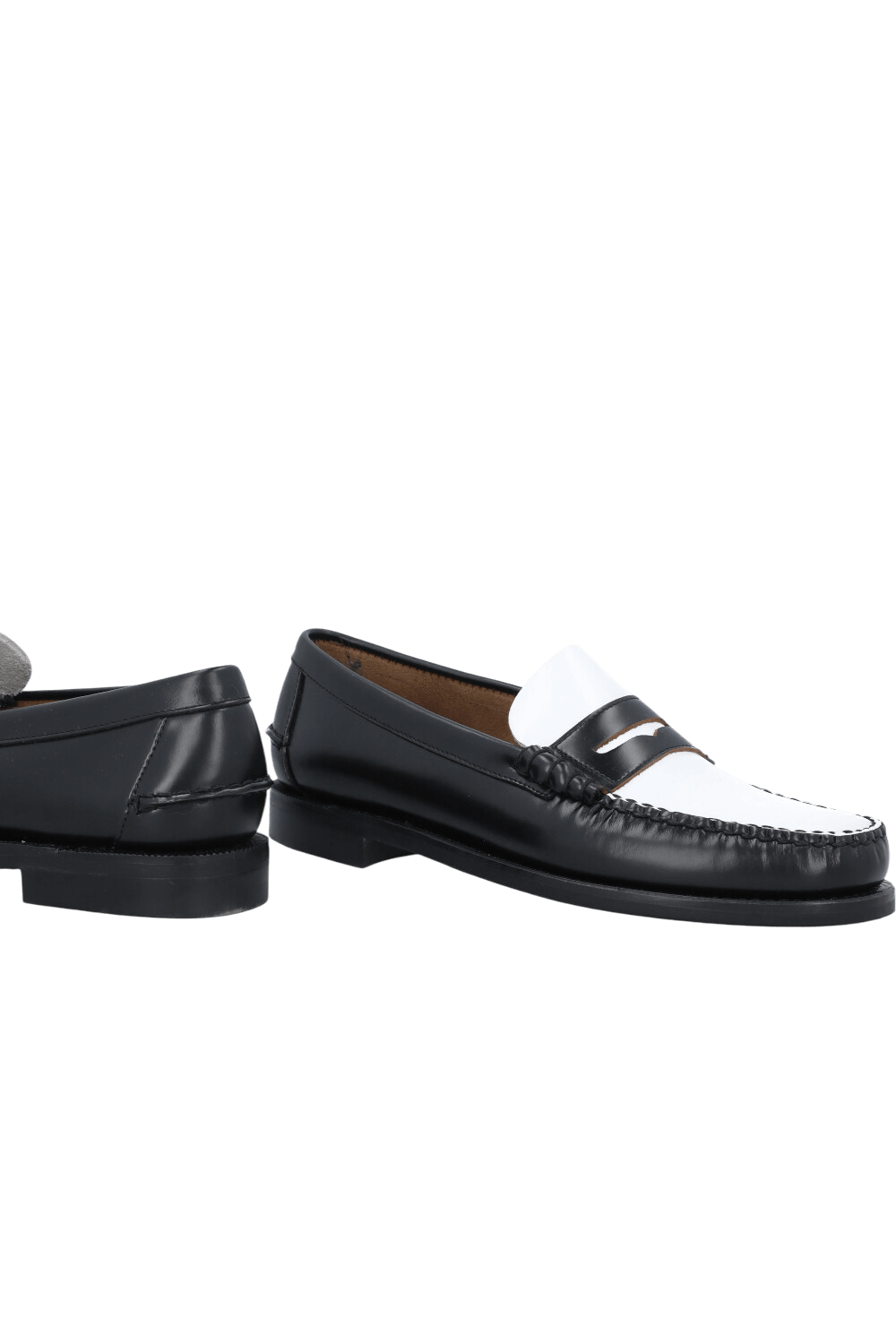 תמונת תקריב של נעלי מוקסינים קלאסיק דן