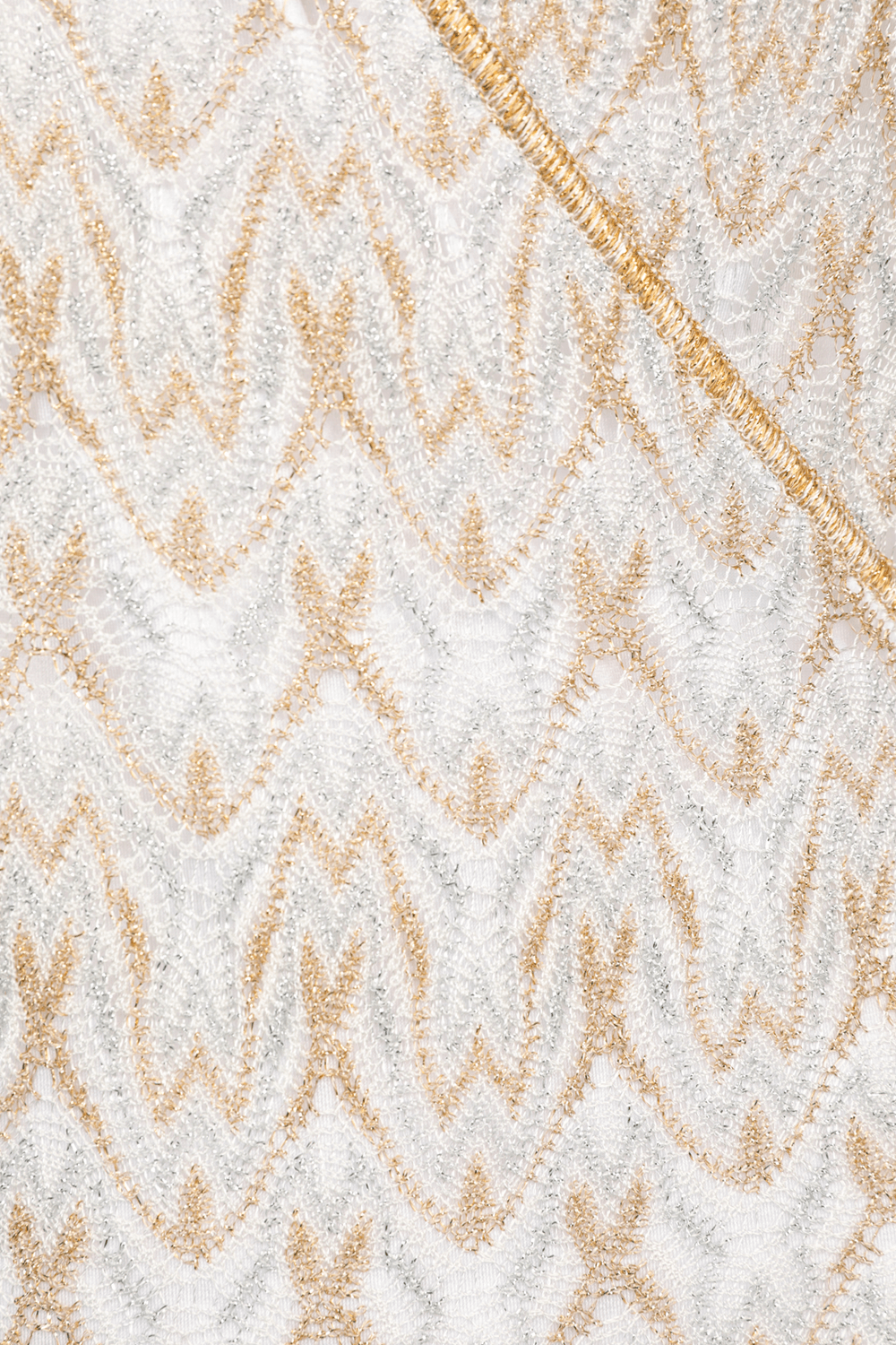 תמונה אחורית של בגד ים שלם סרוג בגווני כסף וזהב