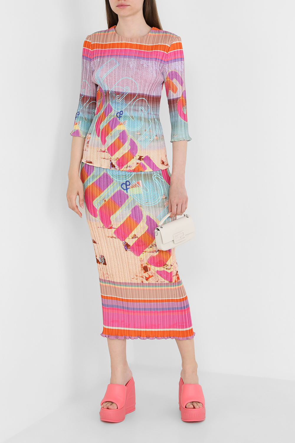 תמונת דוגמן קידמית של כפכפי סליידס פלטפורמה