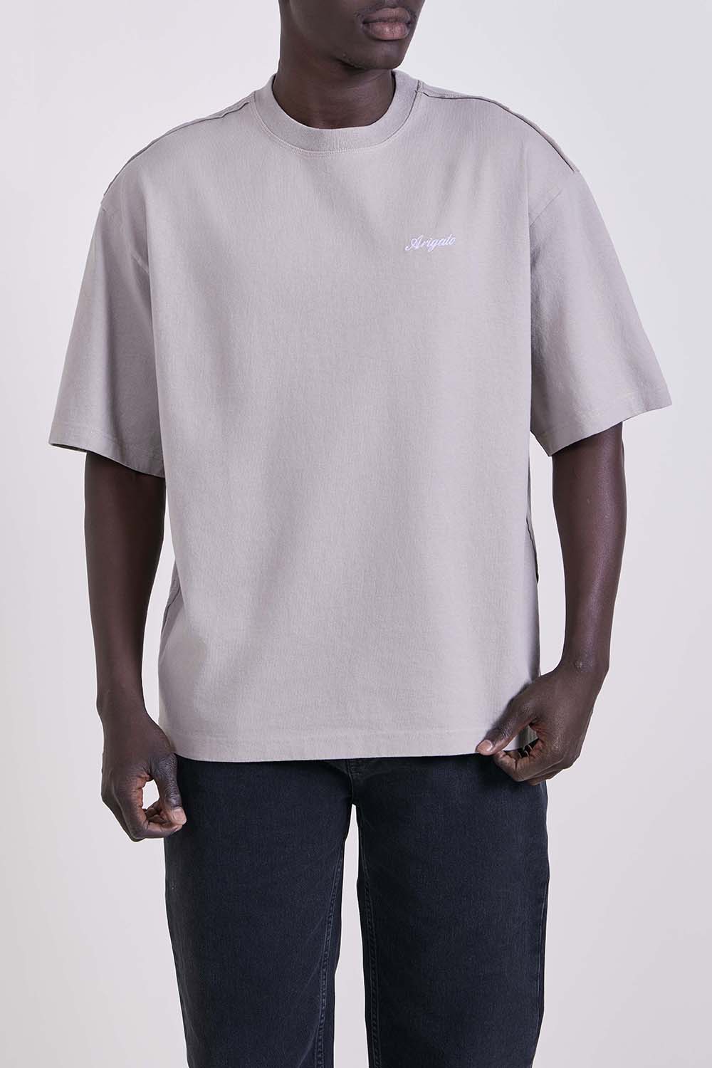 תמונת דוגמן קידמית של חולצת טי בגזרה ישרה