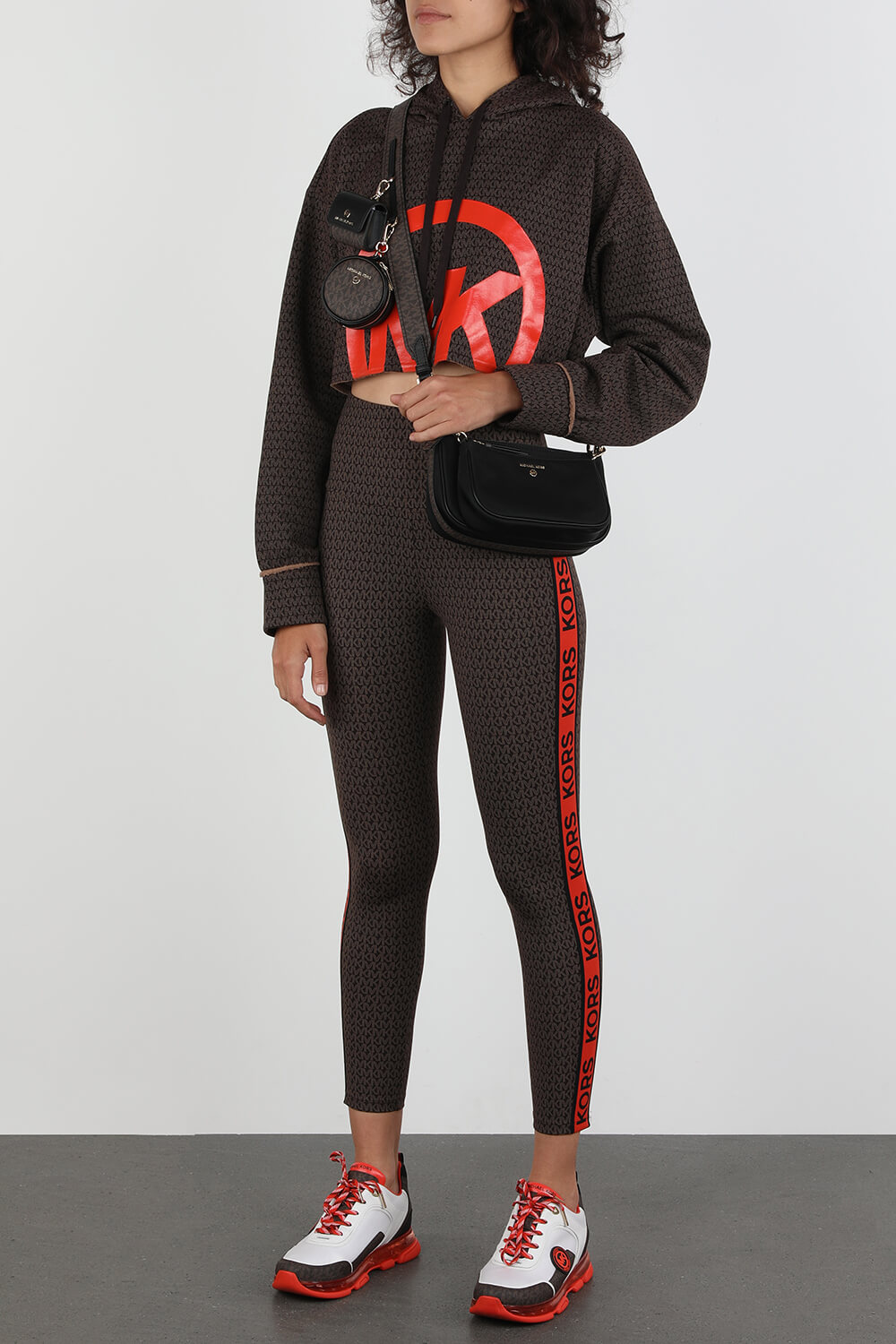 תמונת דוגמן קידמית של תיק פאוץ' בגודל מדיום בגוון שחור