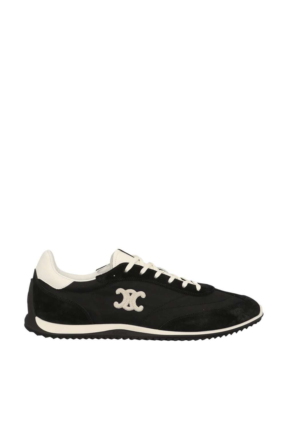 תמונה קידמית של נעלי סניקרס