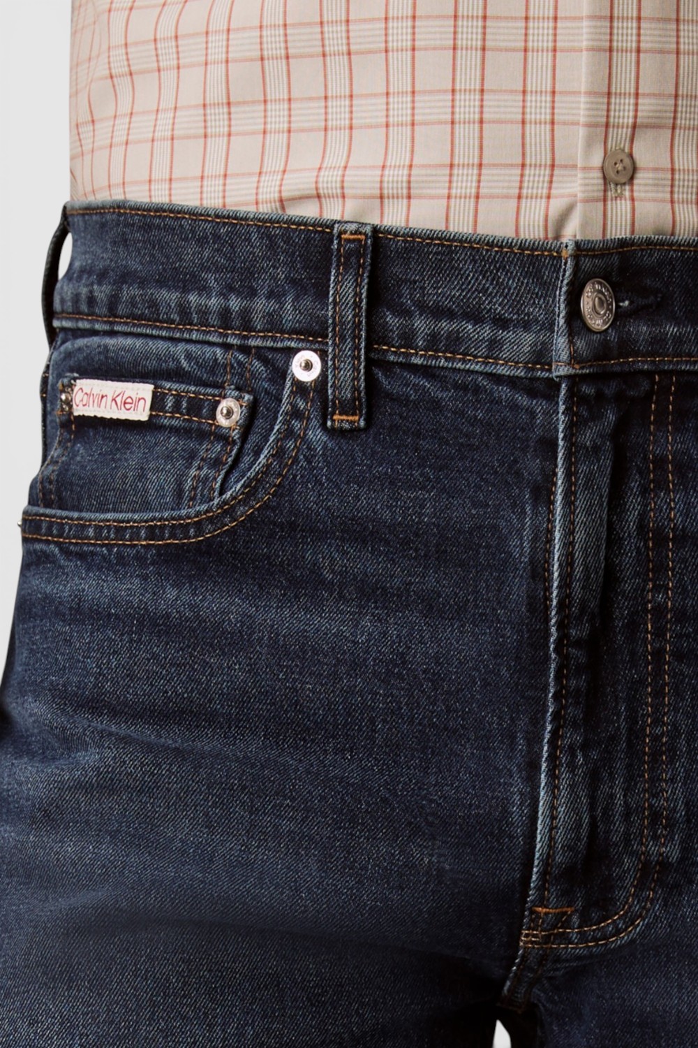 תמונת תקריב דוגמן של מכנסי ג'ינס בגזרה ישרה