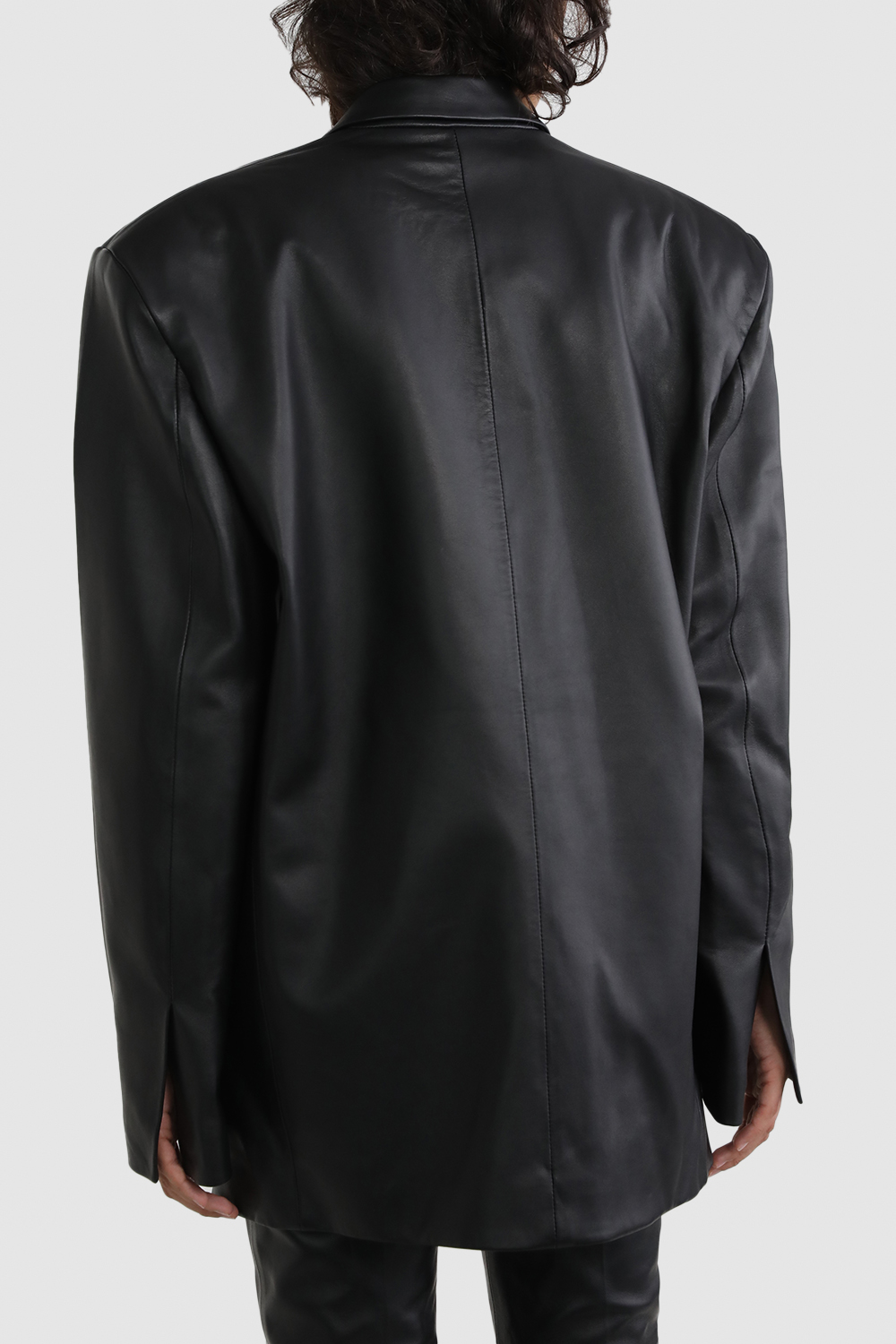 תמונת דוגמן אחורית של ז`קט עור