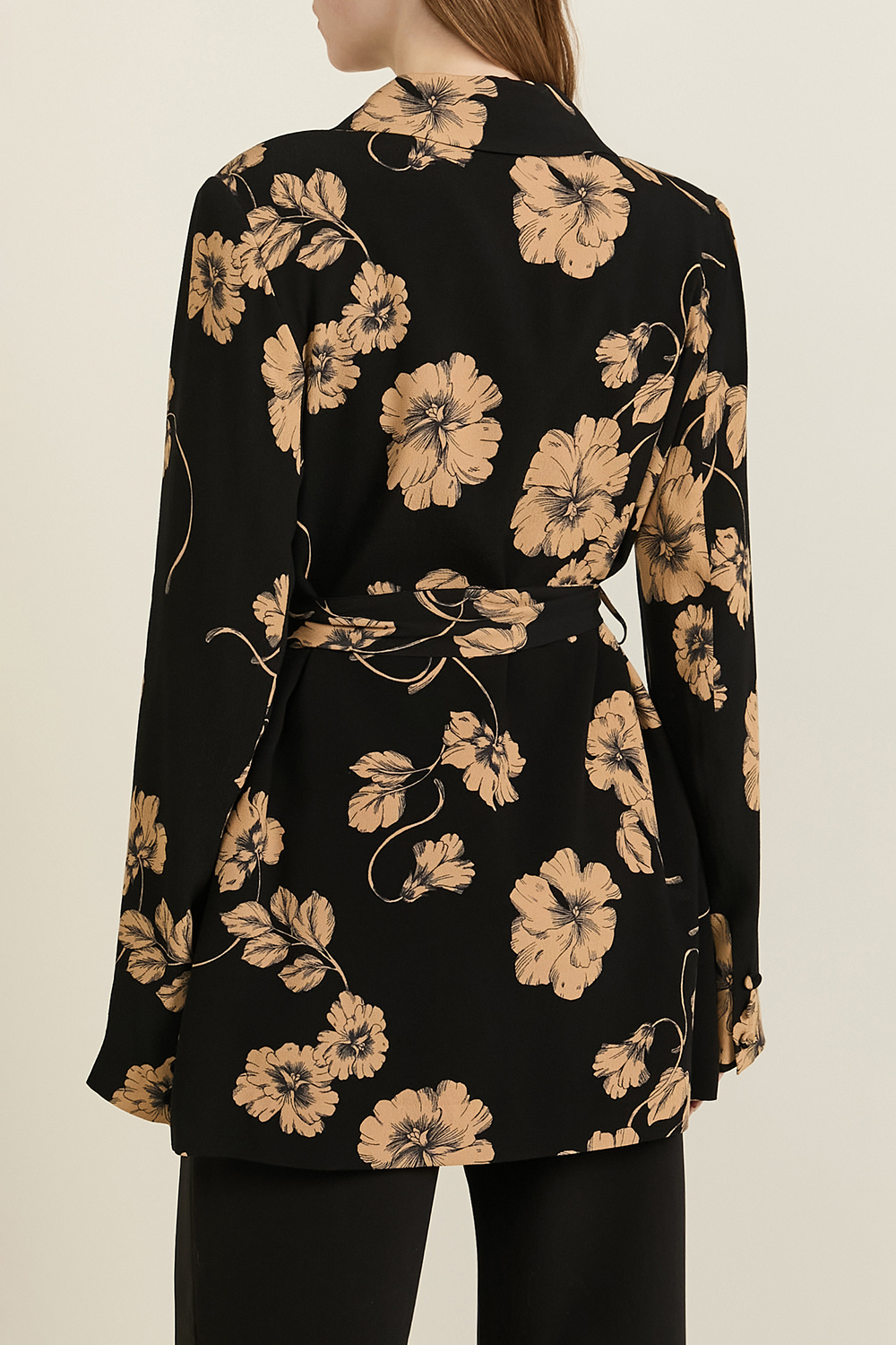 תמונת דוגמן אחורית של בלייזר אדיראן