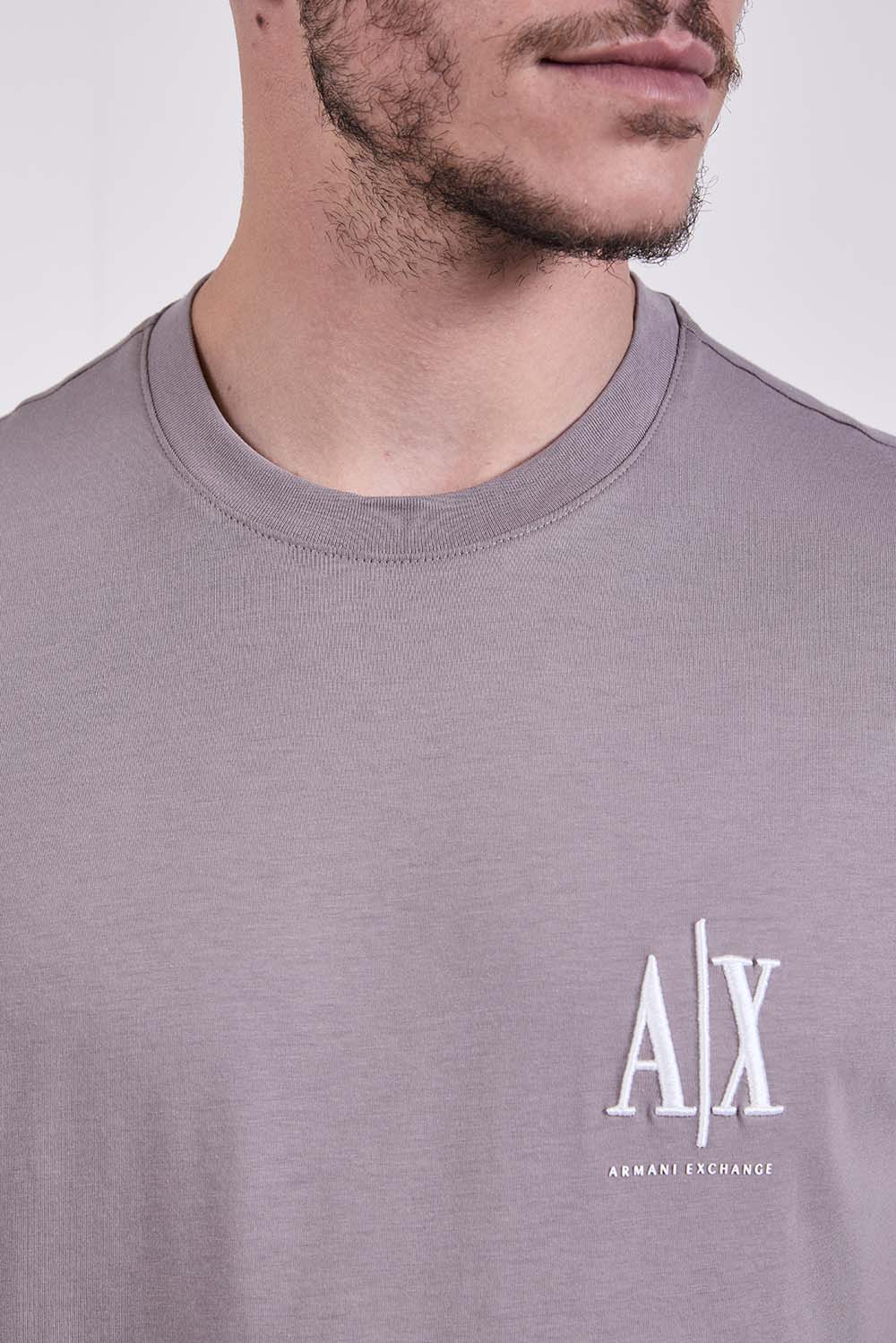 תמונת תקריב דוגמן של חולצת טי