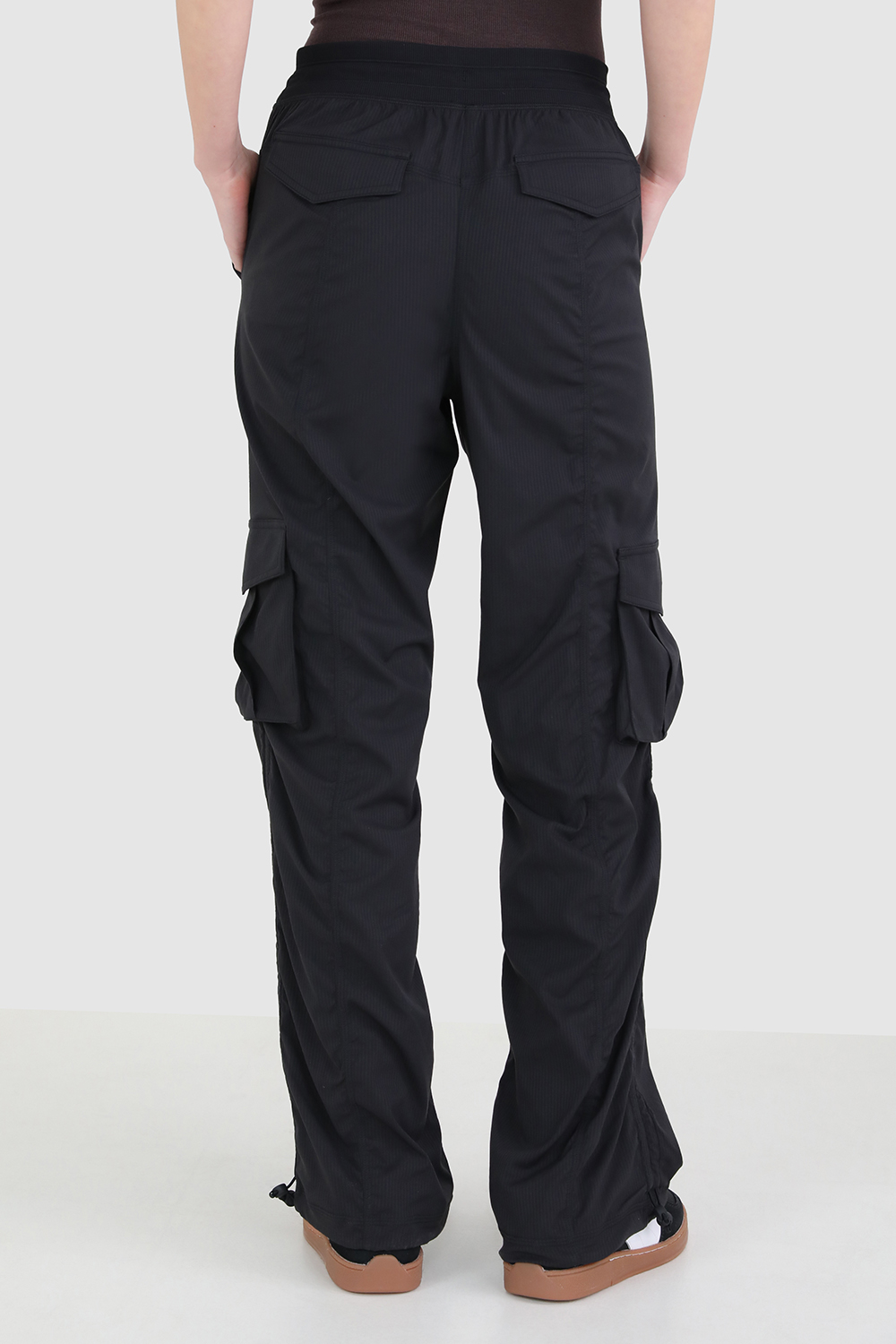 תמונת דוגמן אחורית של Dance Studio Relaxed-Fit Mid-Rise Cargo Jogger