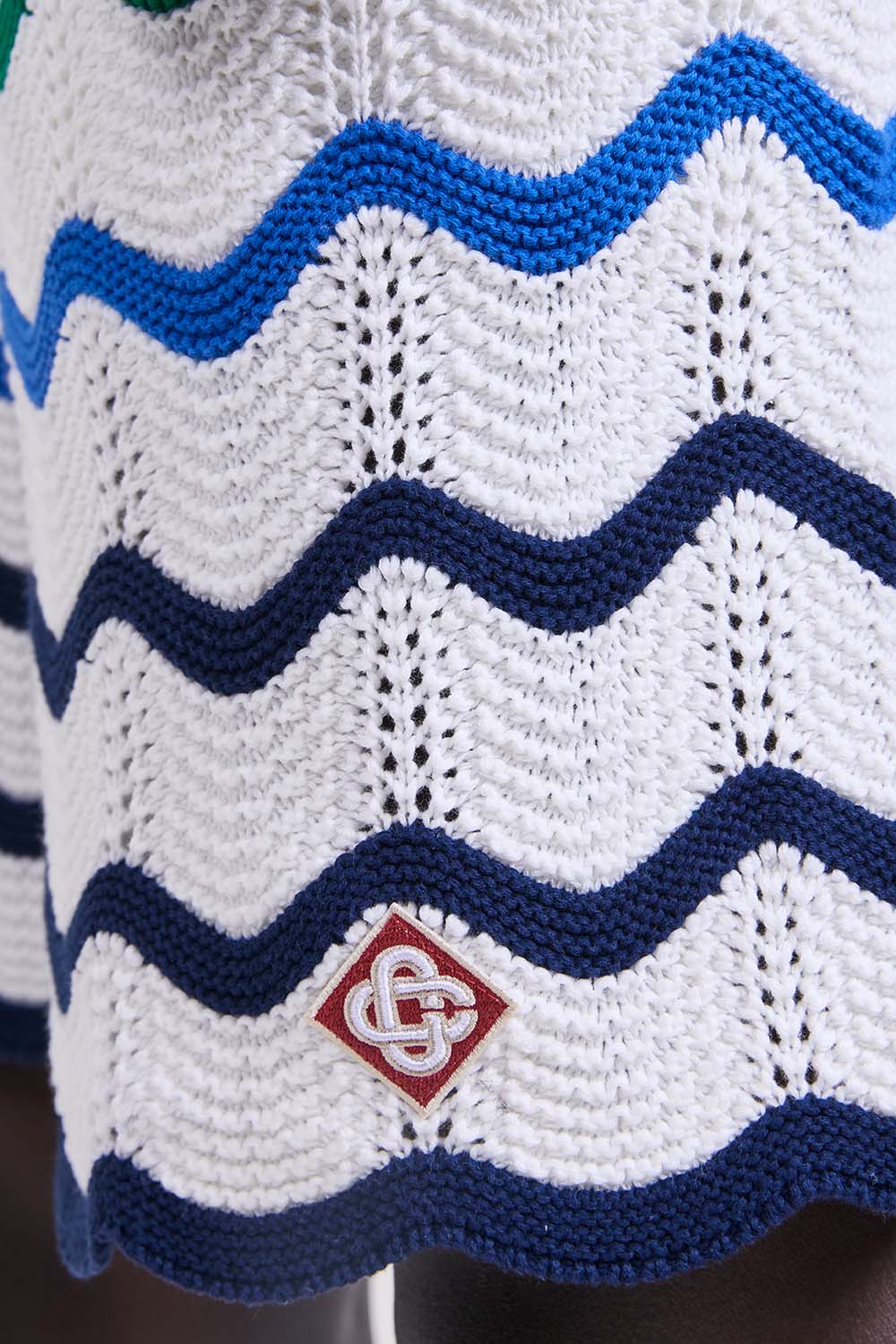 תמונת תקריב דוגמן של מכנסיים קצרים קרושה