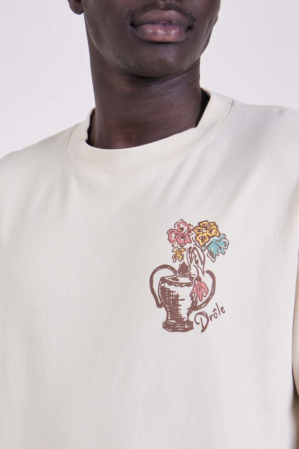 תמונת תקריב דוגמן של חולצת טי בגזרה ישרה