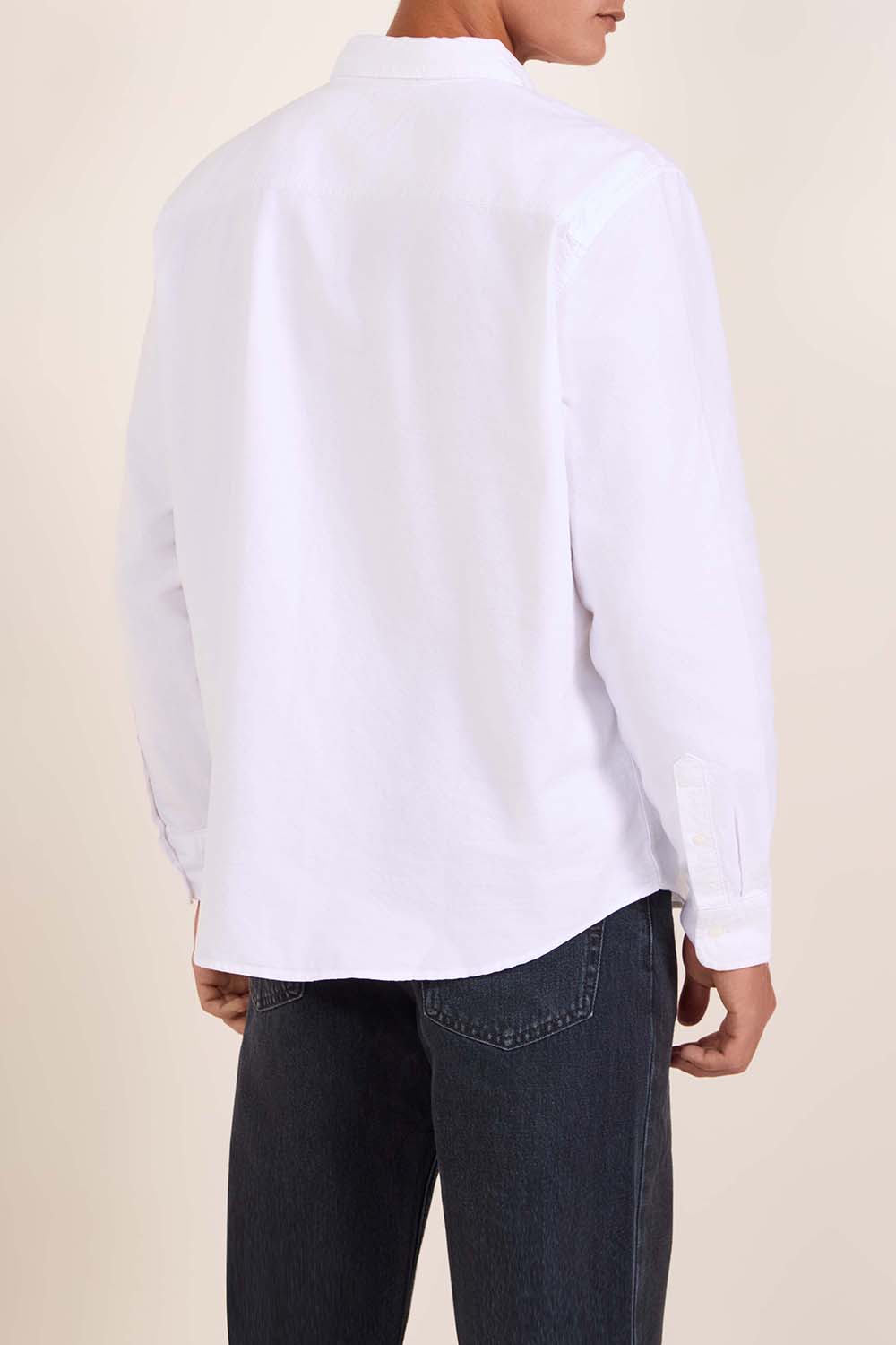 תמונת דוגמן אחורית של חולצת כפתורים