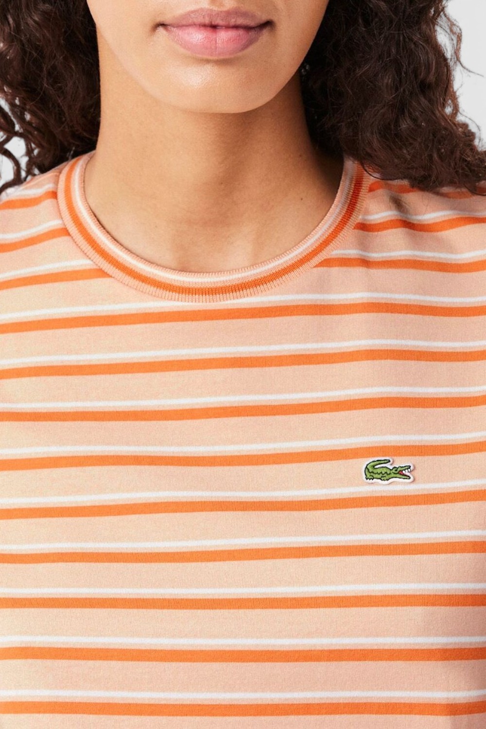 תמונת תקריב דוגמן של חולצת טי